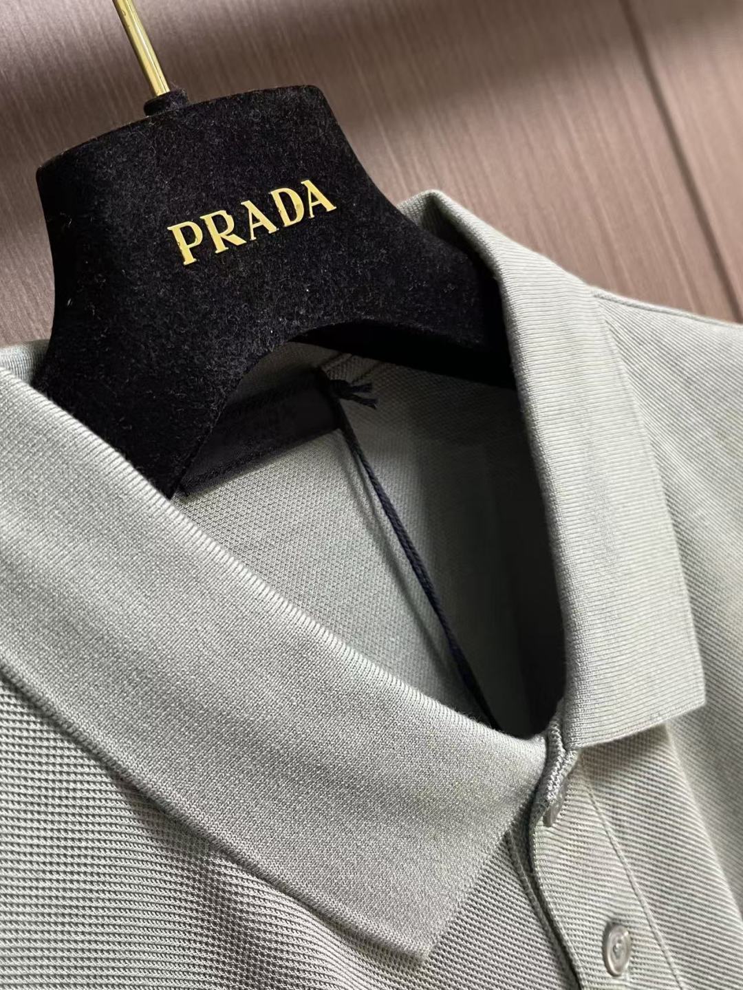✅新款 Prada 短袖翻领T恤Polo衫，采用原色有机棉，质地柔软，面料轻薄，纹理细腻清晰，版型宽松舒
