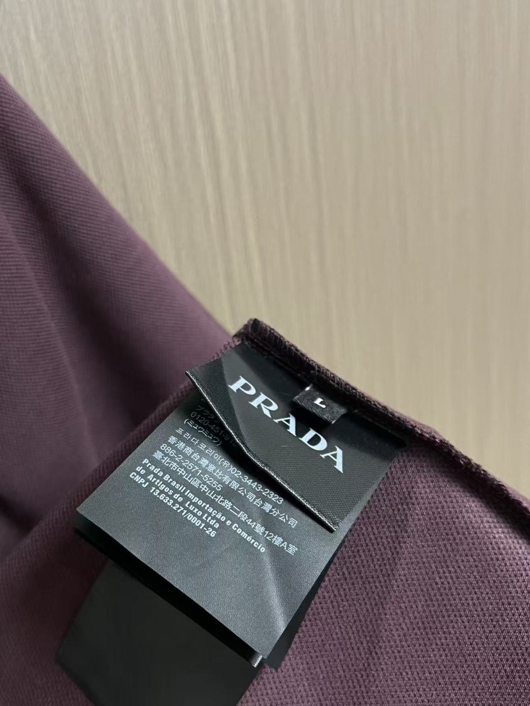 ✅新款 Prada 短袖翻领T恤Polo衫，采用原色有机棉，质地柔软，面料轻薄，纹理细腻清晰，版型宽松舒