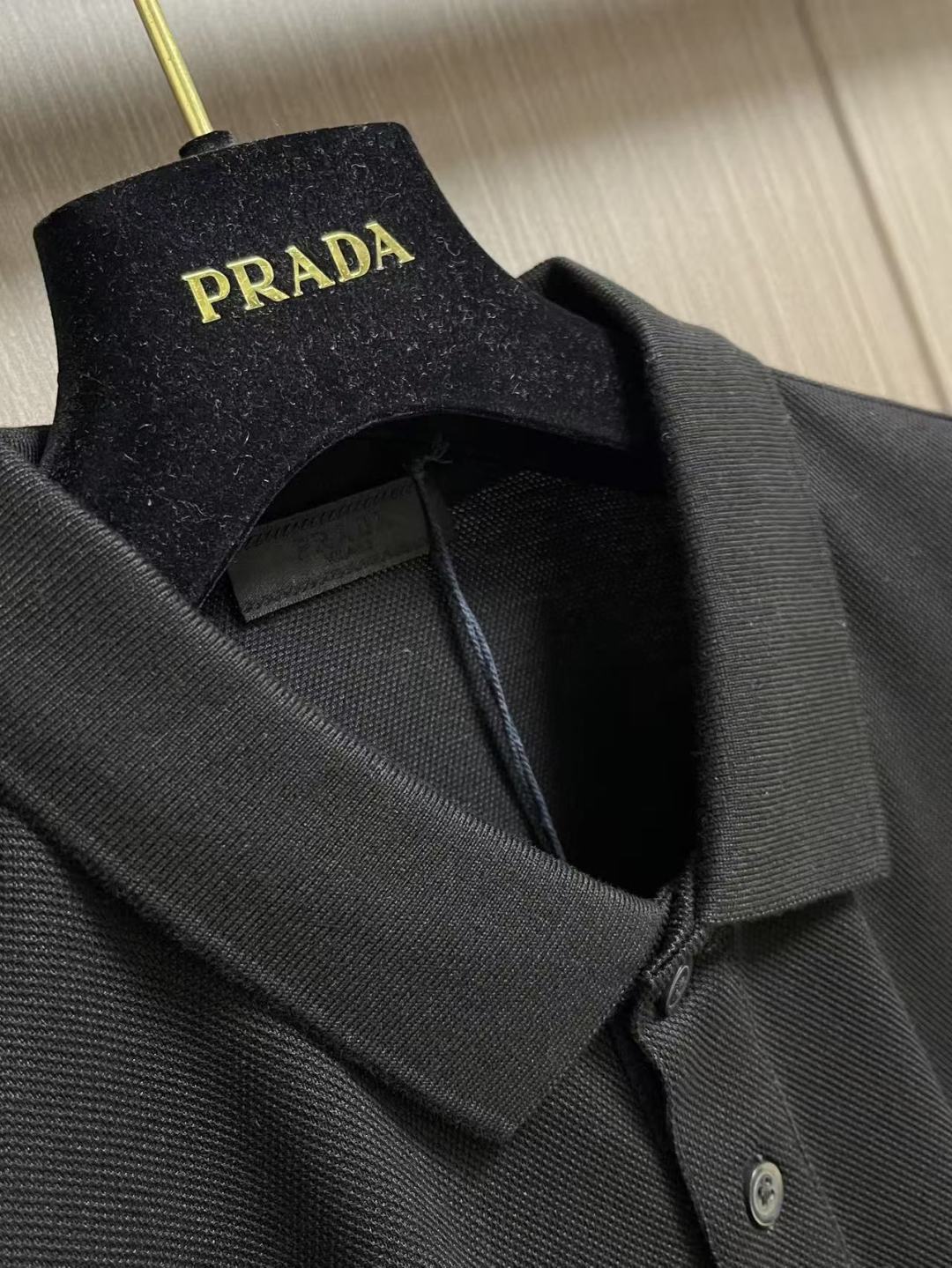 ✅新款 Prada 短袖翻领T恤Polo衫，采用原色有机棉，质地柔软，面料轻薄，纹理细腻清晰，版型宽松舒