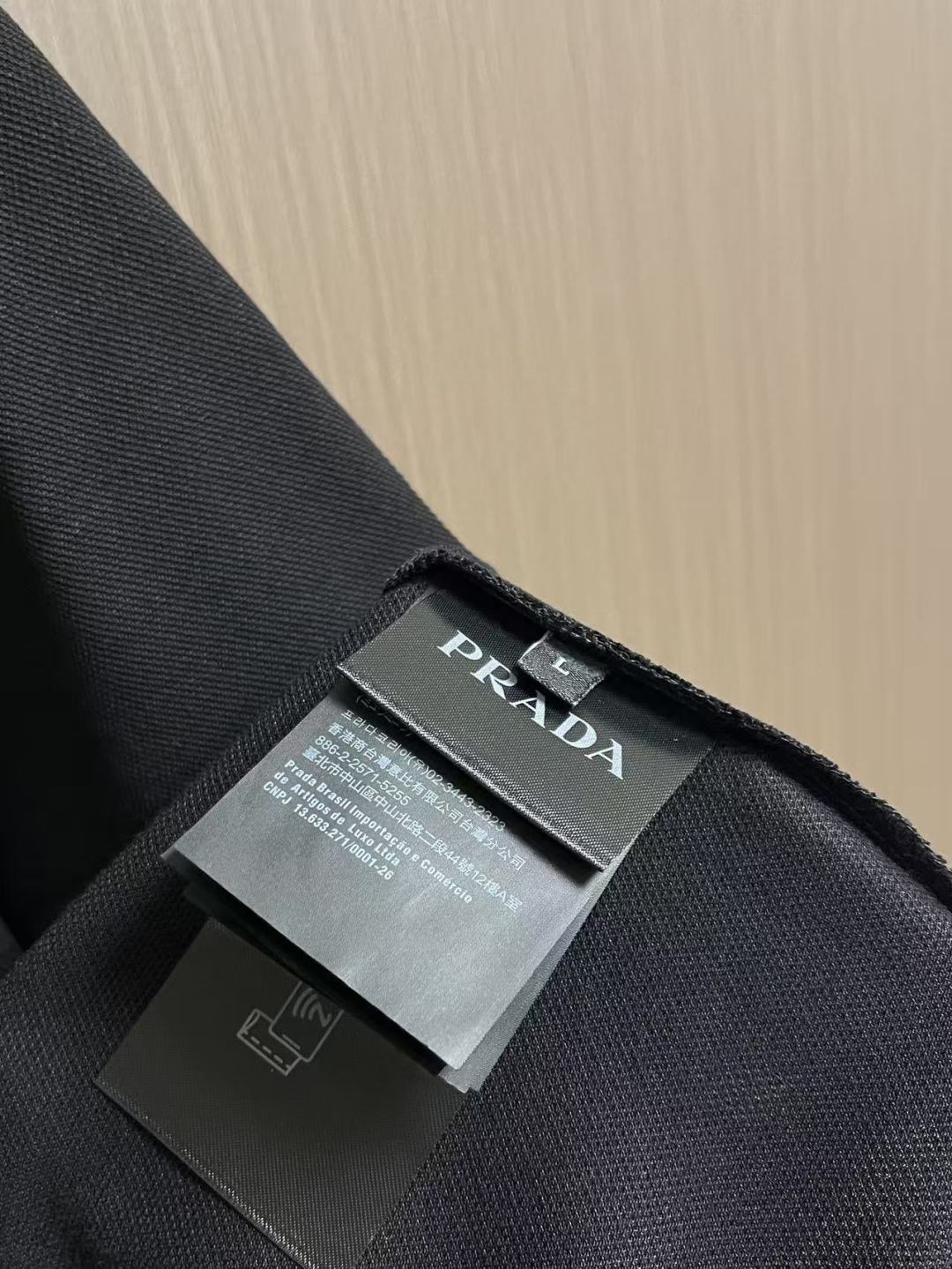 ✅新款 Prada 短袖翻领T恤Polo衫，采用原色有机棉，质地柔软，面料轻薄，纹理细腻清晰，版型宽松舒