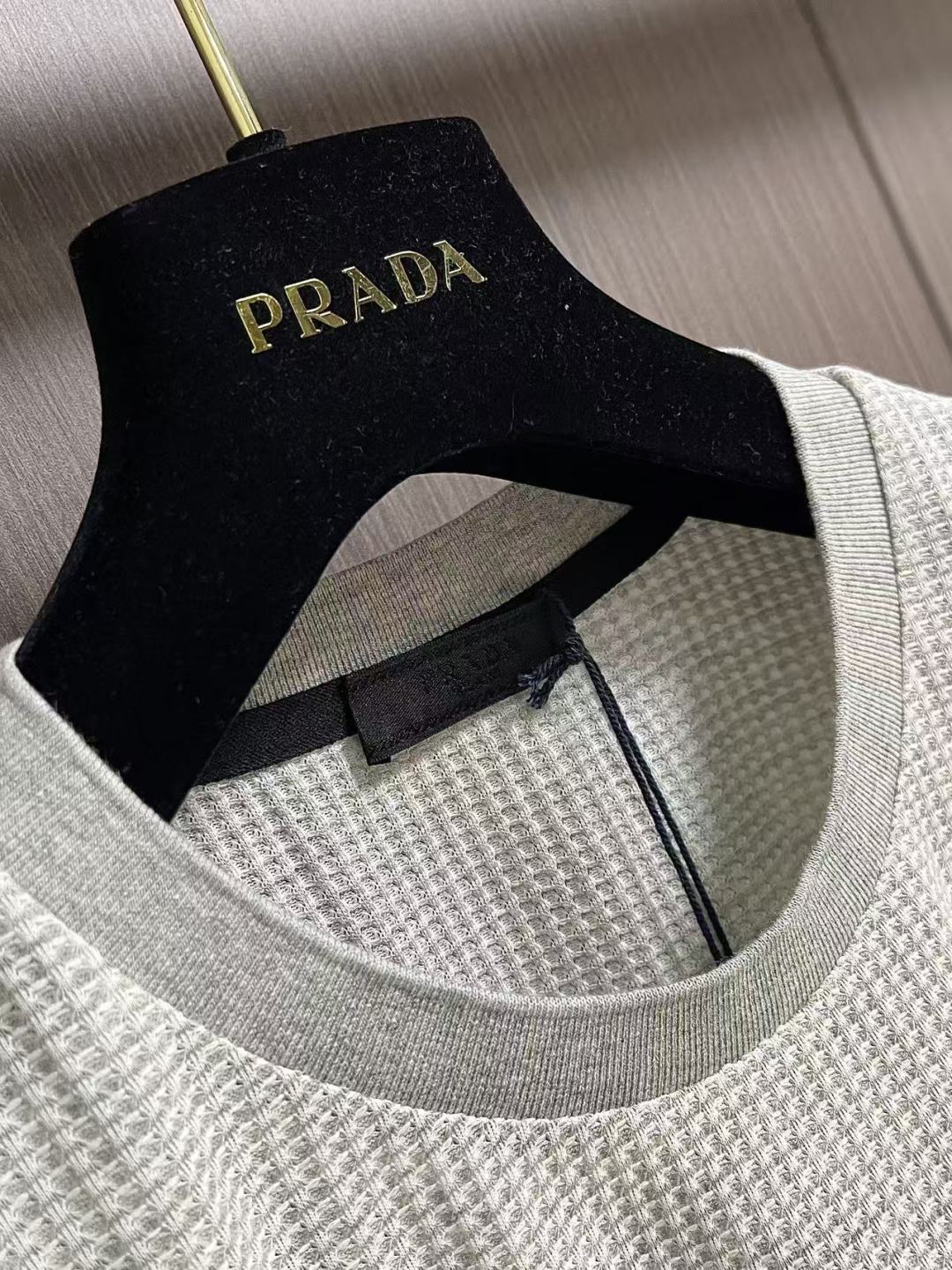 ✅新款 Prada 2026ss新款三角标网眼针织T恤，延续对材质与结构的极致追求，这款针织短袖采用网眼