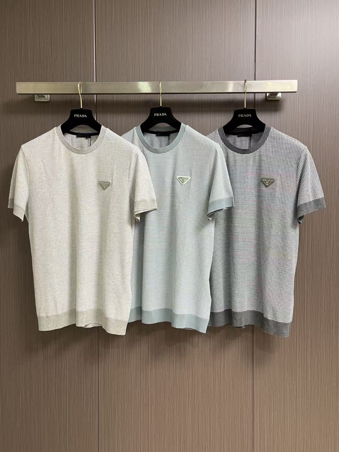 ✅新款 Prada 2026ss新款三角标网眼针织T恤，延续对材质与结构的极致追求，这款针织短袖采用网眼