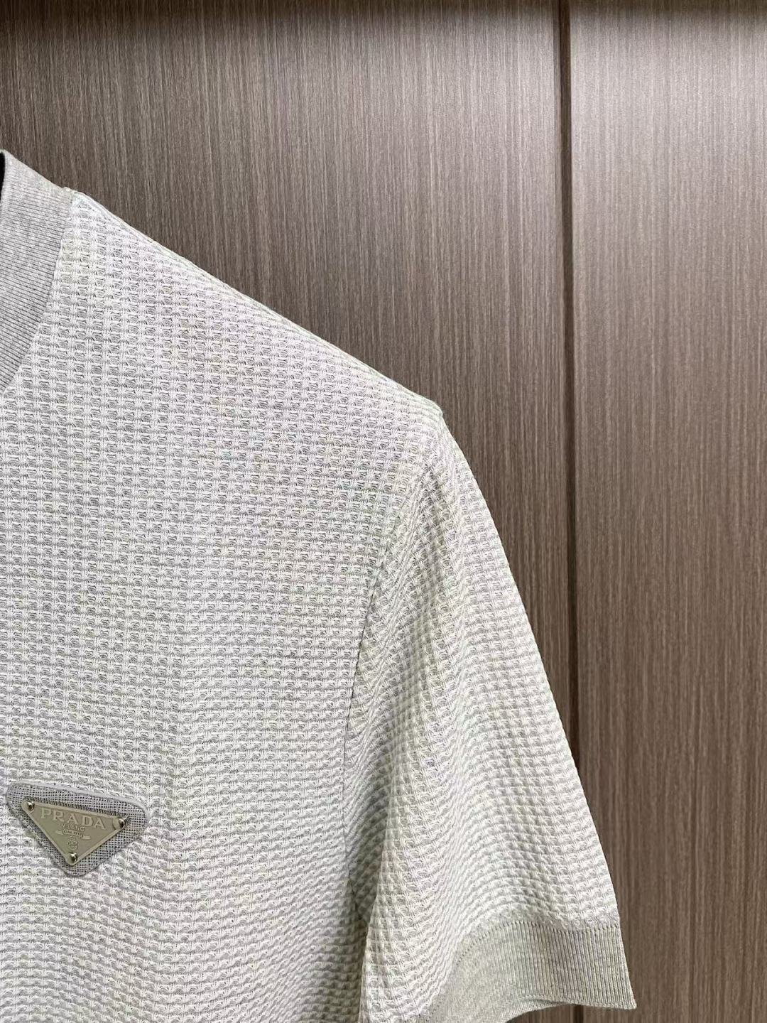✅新款 Prada 2026ss新款三角标网眼针织T恤，延续对材质与结构的极致追求，这款针织短袖采用网眼