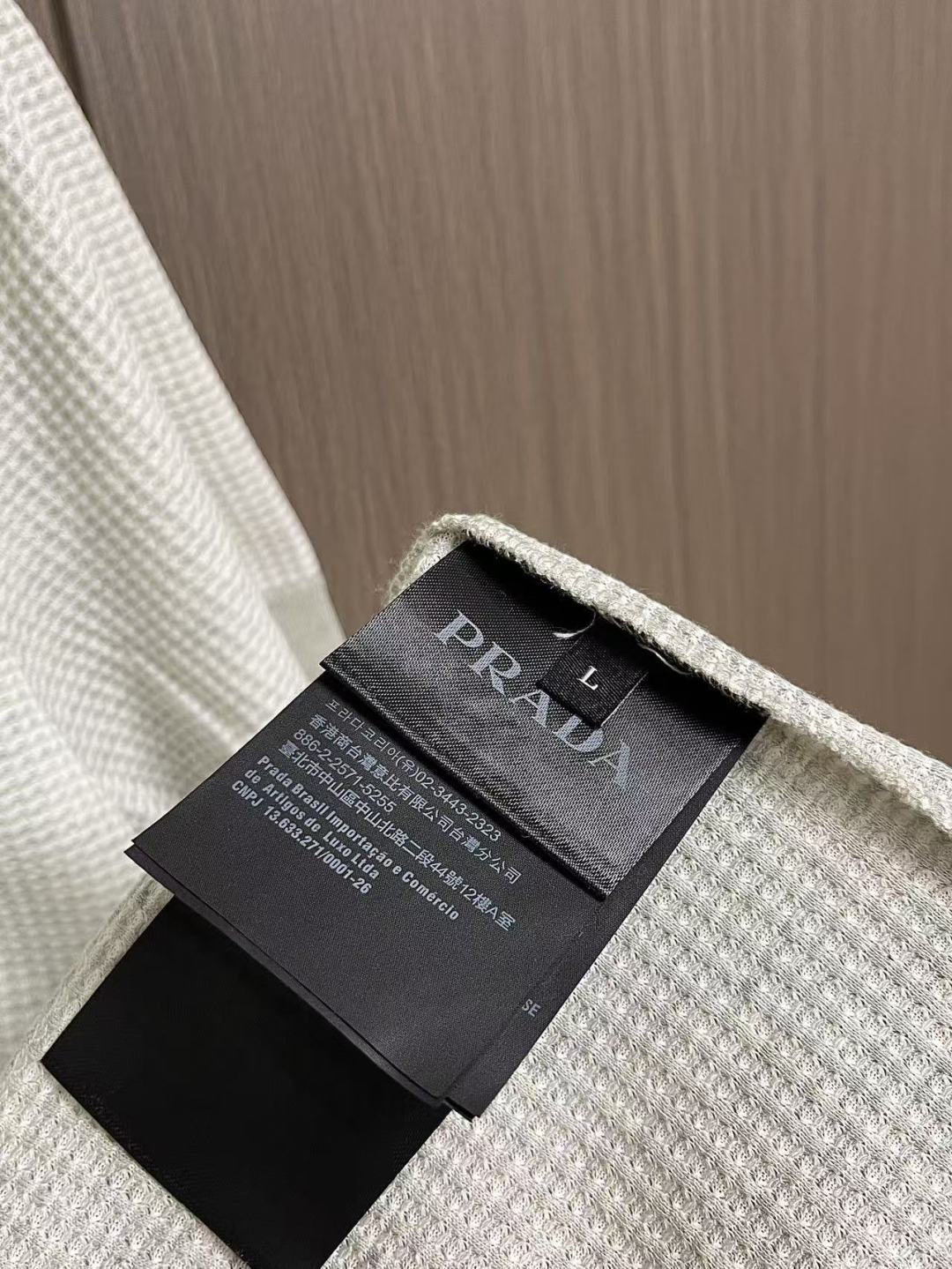 ✅新款 Prada 2026ss新款三角标网眼针织T恤，延续对材质与结构的极致追求，这款针织短袖采用网眼