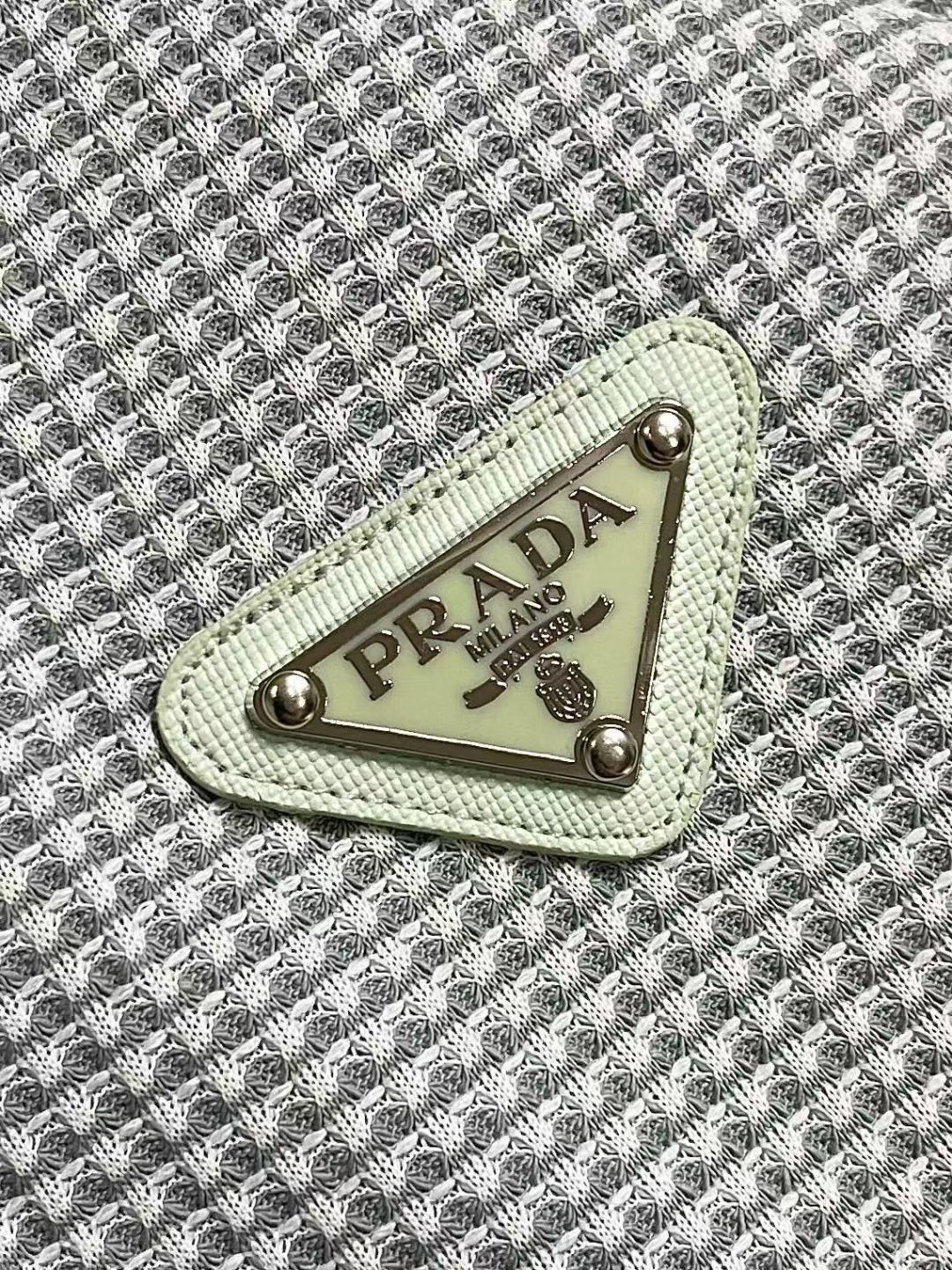 ✅新款 Prada 2026ss新款三角标网眼针织T恤，延续对材质与结构的极致追求，这款针织短袖采用网眼