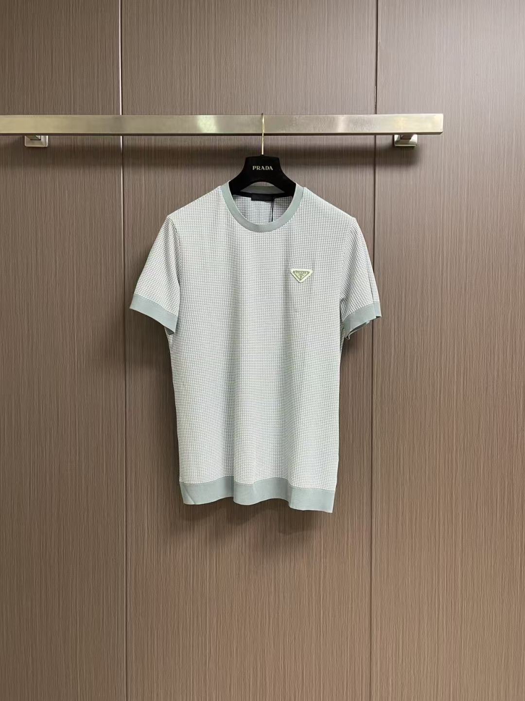✅新款 Prada 2026ss新款三角标网眼针织T恤，延续对材质与结构的极致追求，这款针织短袖采用网眼