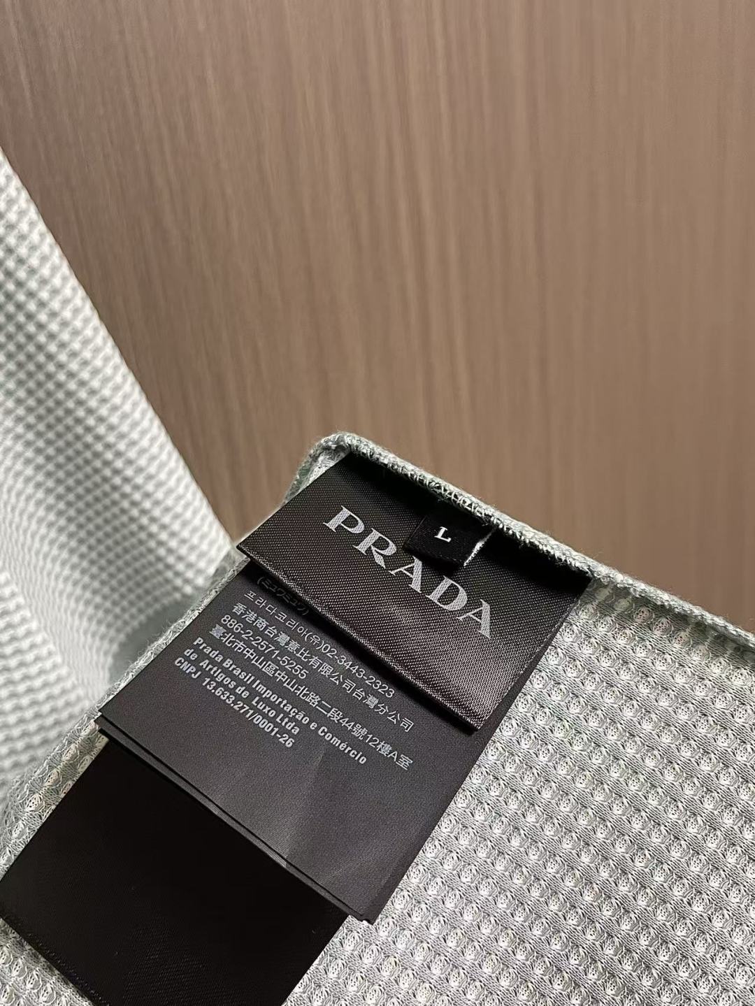 ✅新款 Prada 2026ss新款三角标网眼针织T恤，延续对材质与结构的极致追求，这款针织短袖采用网眼
