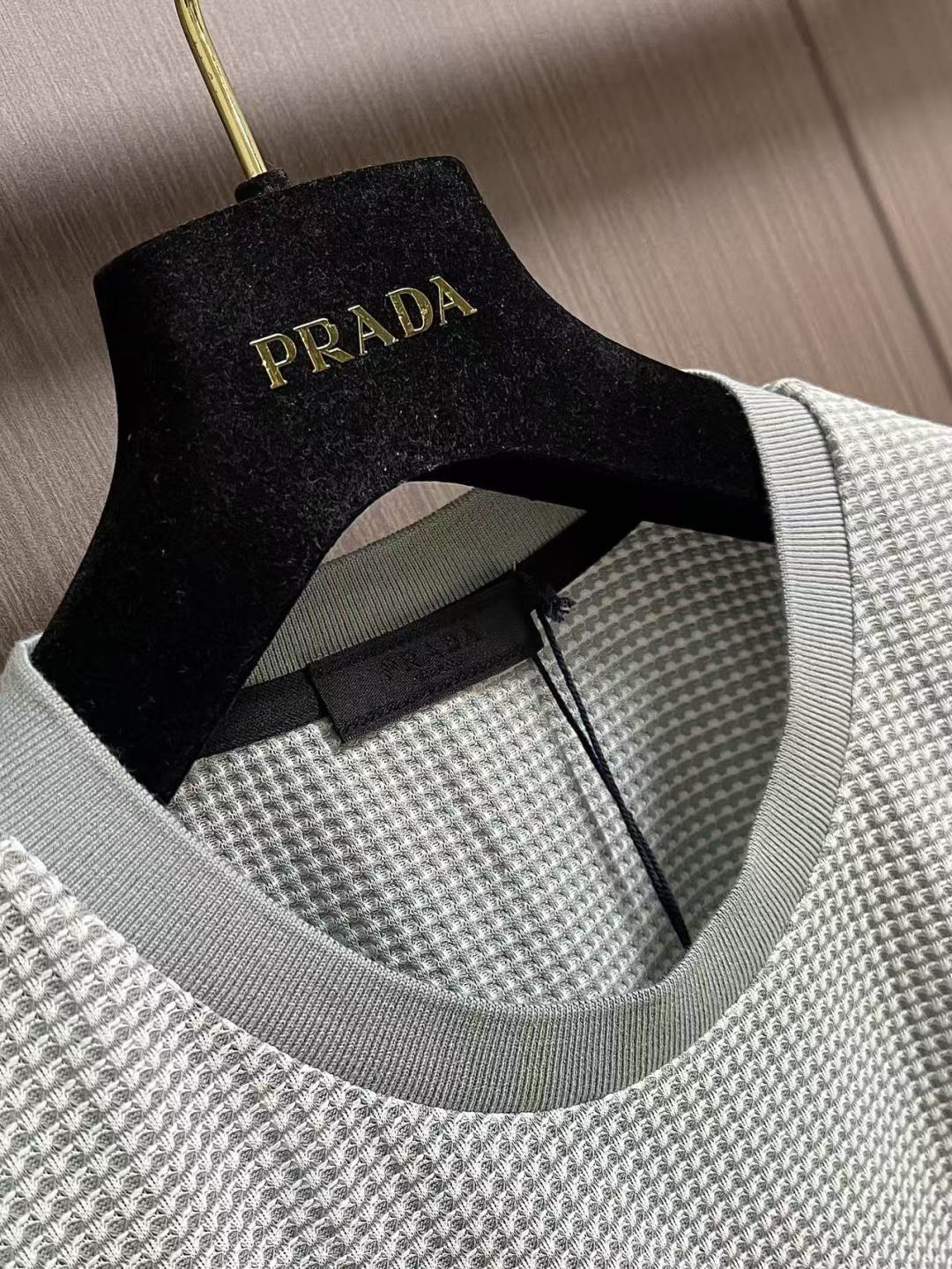 ✅新款 Prada 2026ss新款三角标网眼针织T恤，延续对材质与结构的极致追求，这款针织短袖采用网眼