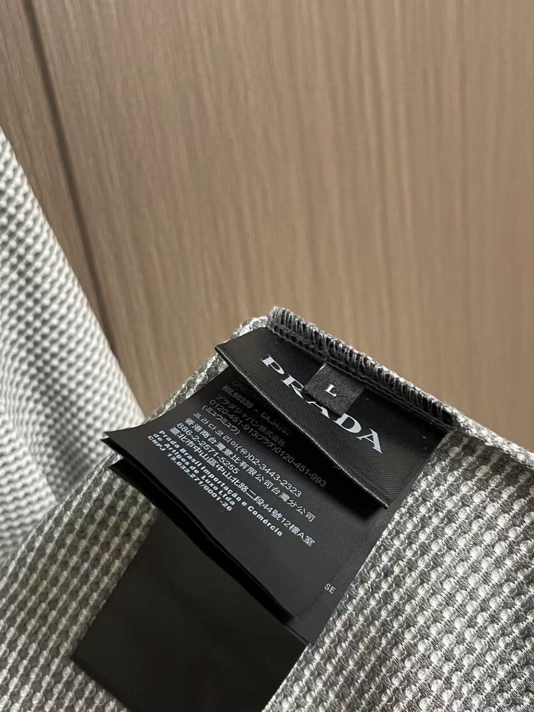 ✅新款 Prada 2026ss新款三角标网眼针织T恤，延续对材质与结构的极致追求，这款针织短袖采用网眼