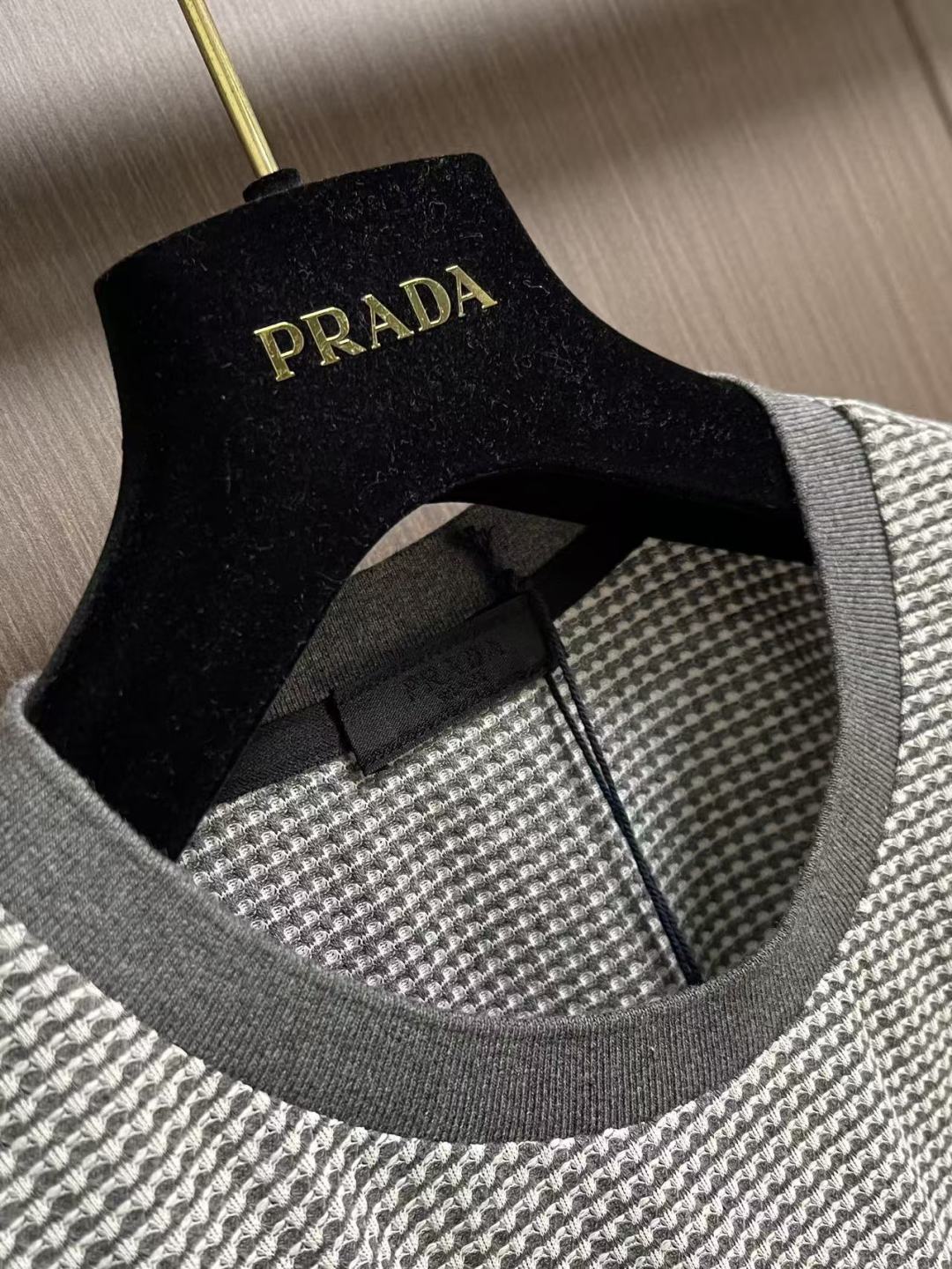 ✅新款 Prada 2026ss新款三角标网眼针织T恤，延续对材质与结构的极致追求，这款针织短袖采用网眼