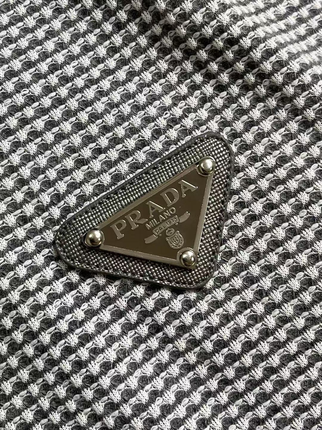 ✅新款 Prada 2026ss新款三角标网眼针织T恤，延续对材质与结构的极致追求，这款针织短袖采用网眼