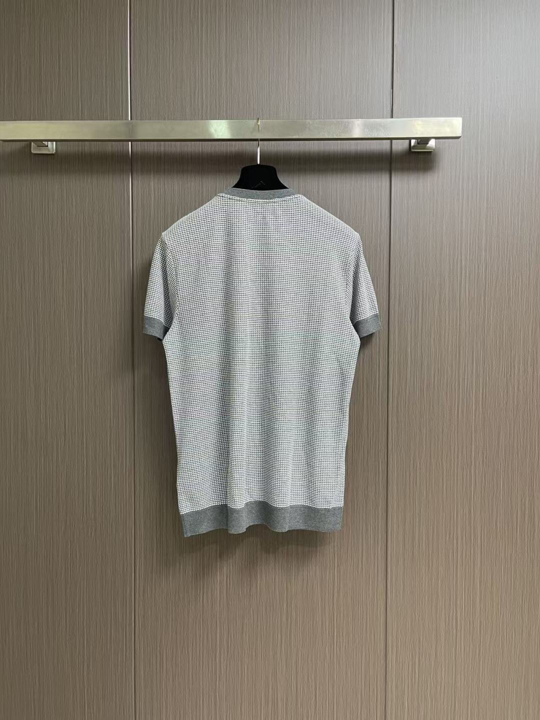 ✅新款 Prada 2026ss新款三角标网眼针织T恤，延续对材质与结构的极致追求，这款针织短袖采用网眼