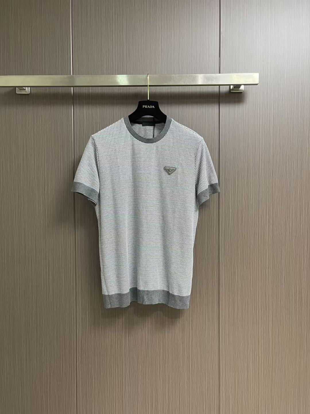 ✅新款 Prada 2026ss新款三角标网眼针织T恤，延续对材质与结构的极致追求，这款针织短袖采用网眼