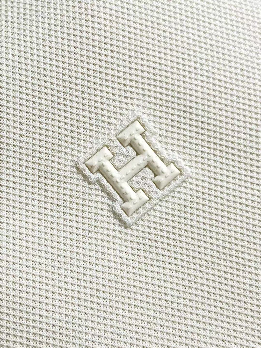 ✅新款 Hermes 针织短袖POLO，这款针织Polo短袖，将经典与时尚完美融合。简洁流畅的线条勾勒出