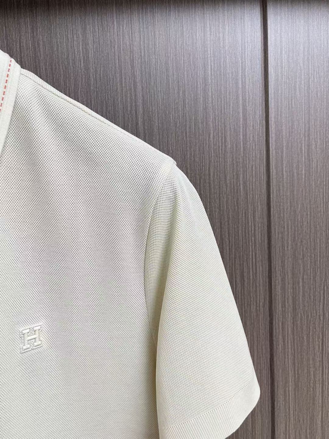 ✅新款 Hermes 针织短袖POLO，这款针织Polo短袖，将经典与时尚完美融合。简洁流畅的线条勾勒出
