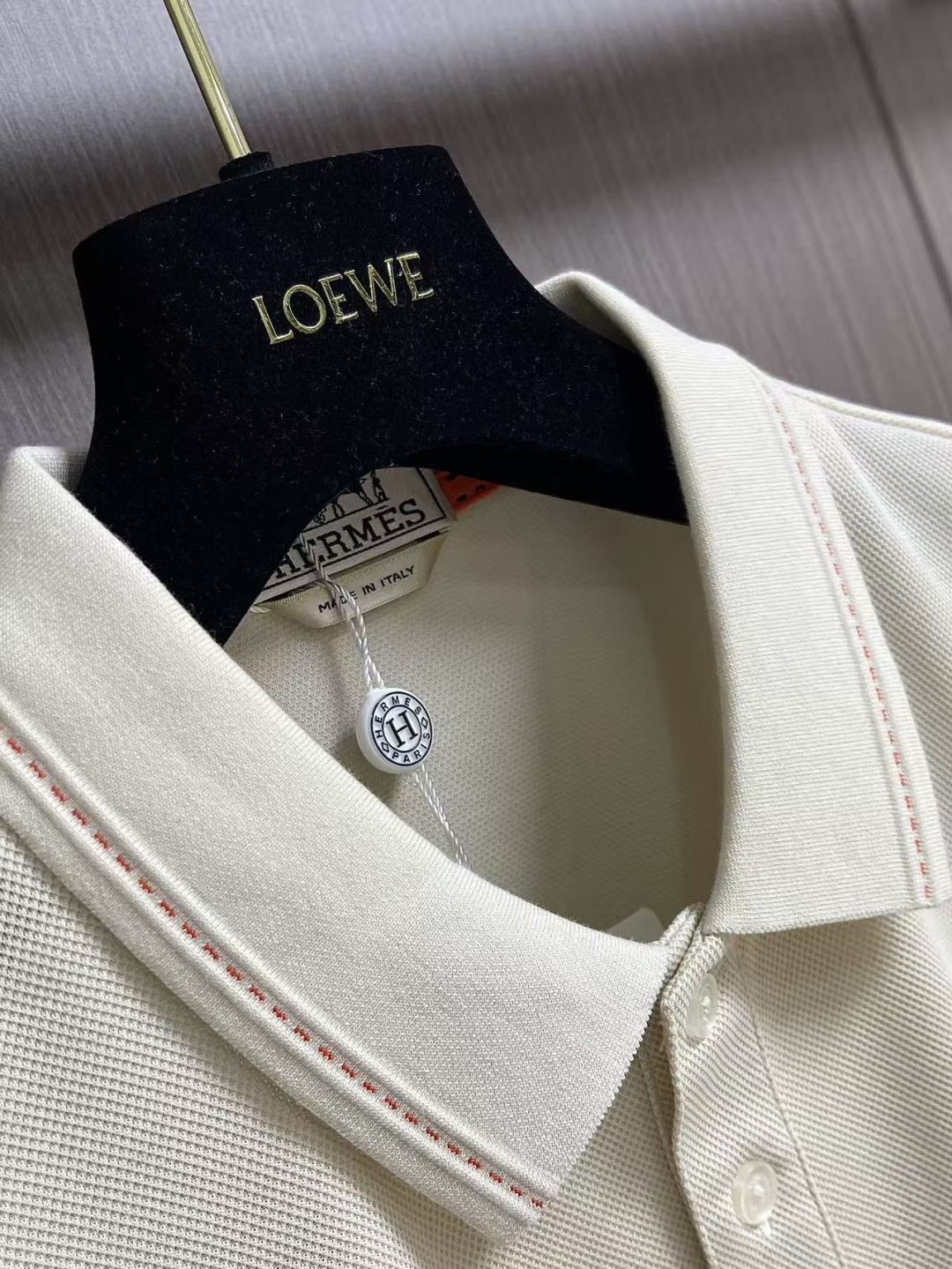✅新款 Hermes 针织短袖POLO，这款针织Polo短袖，将经典与时尚完美融合。简洁流畅的线条勾勒出