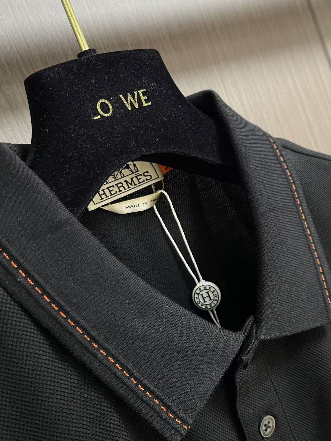 ✅新款 Hermes 针织短袖POLO，这款针织Polo短袖，将经典与时尚完美融合。简洁流畅的线条勾勒出