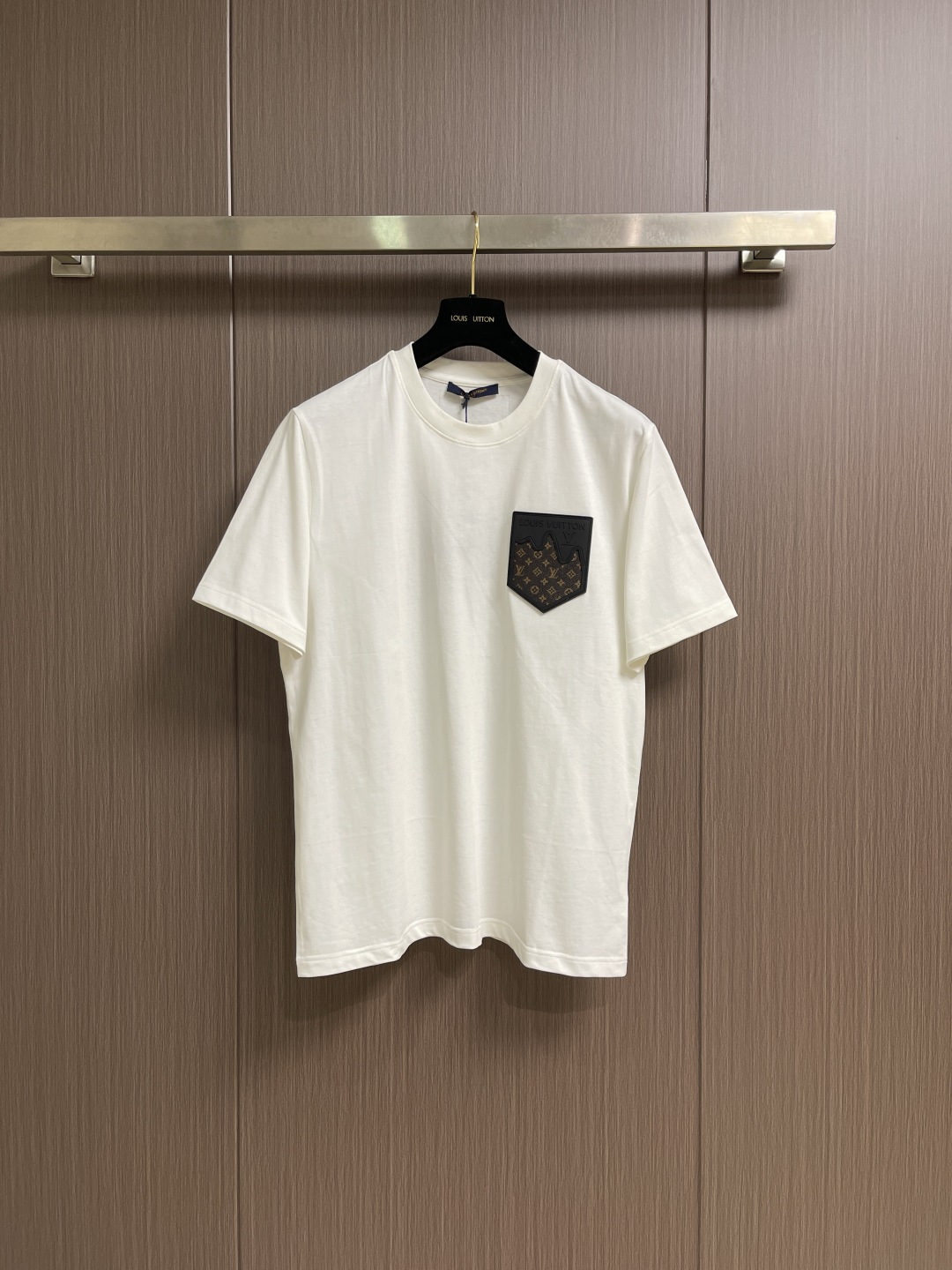 NO:735404,Support after-sales LV chest patch short-sleeved T-shirt, splicing technology, small details highlight high-end fashion personality, custom-woven and dyed pure cotton fabric, 32 pairs, soft and delicate, soft and skin-friendly. Detailed workmanship, moderate thickness. Same style for men and women, loose version, fashionable and age-reducing, youthful and versatile. Sizes S-XL S size bust 102cm shoulder width 44cm length 69cm M size bust 106cm shoulder width 45cm  Length 70cm, bust 110cm, shoulder width 46cm, Length 71cm, chest 114cm, shoulder width 47cm, Length 72cm,19860909支持年后售后 LV 胸前仔章短袖T恤,拼接工艺,小细节彰显高端时尚个性,定织定染纯棉面料,32支双,软糯细腻,柔软亲肤.做工细致,厚度适中.男女同款,宽松版型,时尚减龄,青春百搭.尺码S-XL S码胸围102cm 肩宽44cm 衣长69cm M码胸围106cm肩宽45cm 衣长70cm L码胸围110cm 肩宽46cm 衣长71cm XL码胸围114cm肩宽47cm 衣长72cm,,louis vuitton,T-shirt,tees，t-shirt,,Men's clothing