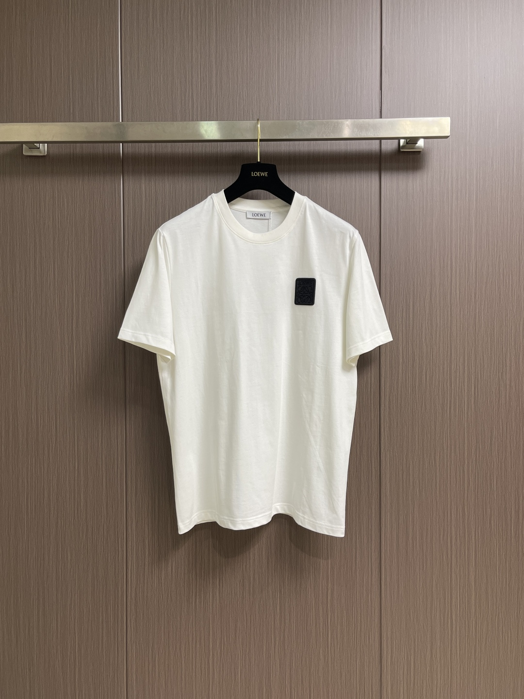 NO:735393,Support after-sales service after the year. LOEWE 2026SS new round-neck short-sleeved T-shirt with small logo on the chest. High-quality fabric is skin-friendly and comfortable. It is made of 260 grams of high-quality pure cotton fabric. It has been washed by garments and has a soft and delicate touch. The loose version is casual and slim, and it is highly tolerant to various body types. Sizes S-XL S size bust 102cm, shoulder width 44cm, length 69cm  M size chest 106cm, shoulder width 45cm, L size chest 110cm, shoulder width 46cm, length 71cm19860909支持年后售后 LOEWE 2026SS新款胸前小标Logo仔章圆领短袖T恤,优质面料亲肤舒适、选用260克高品质纯棉面料,经过成衣水洗、触感柔软细腻,宽松版型随性显瘦,对各种身材都有着极高的包容性.尺码S-XL S码胸围102cm 肩宽44cm 衣长69cm M码胸围106cm肩宽45cm 衣长70cm L码胸围110cm 肩宽46cm 衣长71cm XL码胸围114cm肩宽47cm 衣长72cm,,loewe,T-shirt,tees，t-shirt,,Men's clothing
