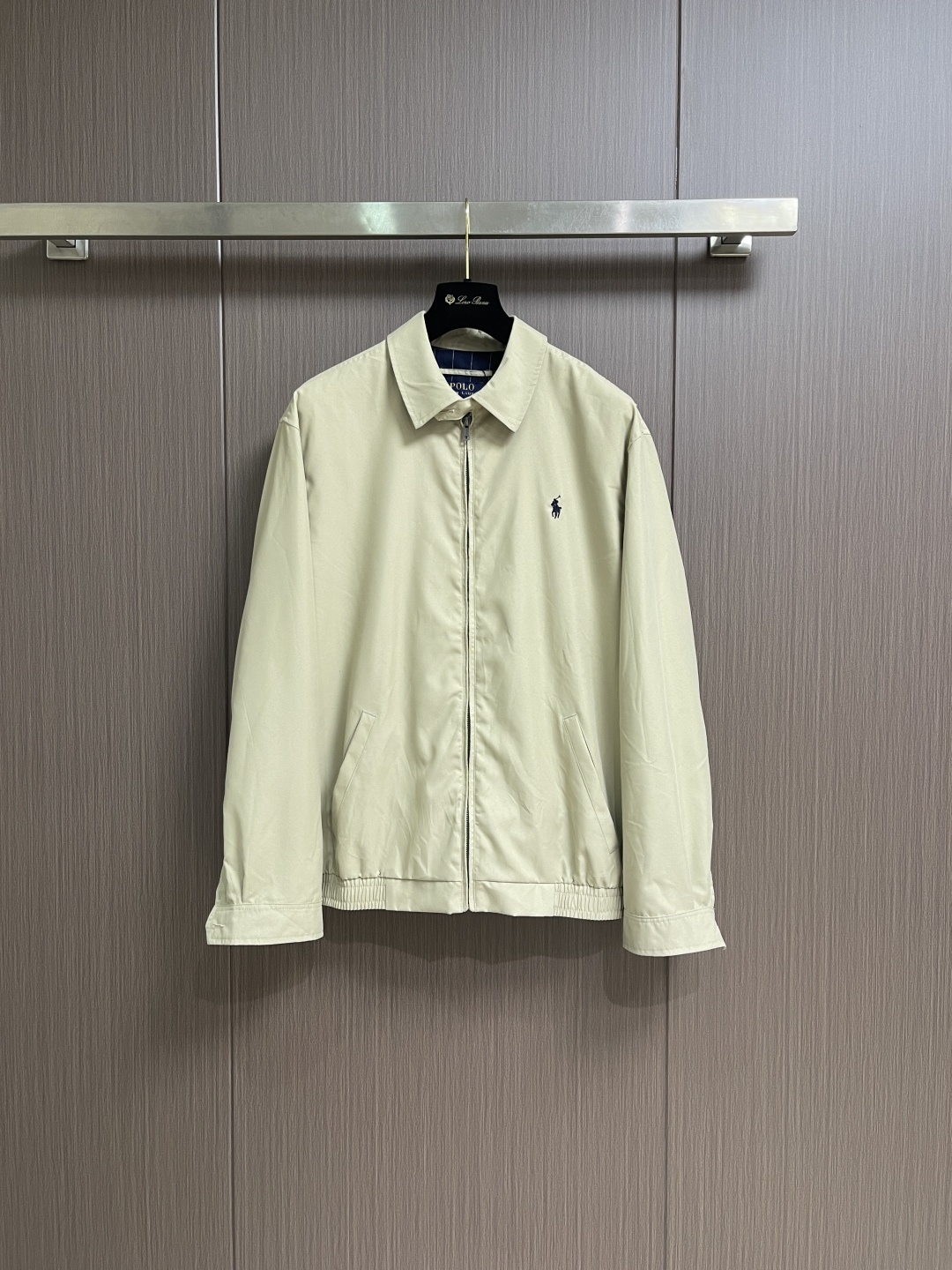 NO:735394,Support after-sales service for the year. Ralph Lauren Ralph Lauren embroidered zipper jacket. Customized elegant cotton fine twill fabric. Soft and silky. Comfortable against the skin. With khaki as the base color. Soft and unobtrusive. Imported machine embroidery technology is used. Advanced computer control system and precision mechanical components are used to realize the iconic pony embroidery operation. High precision. The lines are smooth and delicate. Template machine bag opening. Preset templates to guide the position, shape and size of the bag opening.  The accuracy ensures the quality of the bag opening effect. The infrared positioning cutting machine achieves precise positioning of materials through infrared emitters and infrared receivers. The accuracy can reach the micron level, thereby meeting the effect of high-precision cutting of plaid alignment. The fabrics have been washed and have a better hand feel. They are not easy to deform, not easy to shrink, not easy to fade, and maintain long-term beauty. Accessories are customized. Rah Lauren horn buckle. Sizes S-XL S size bust 118 shoulder width 50 length 68 M size  Bust 122 Shoulder width 52 Length 70 L Bust 126 Shoulder width 53 Length 72 XL Bust 130 Shoulder width 54 Length 74,,loro piana,jackets & coats,jackets & coats,19860909支持年后售后 Ralph Lauren 拉夫劳伦刺绣拉链夹克外套 定制全棉细斜纹雅致布 柔软丝滑 舒适贴肤 以卡其色为底色 柔和且不张扬.采用进口机刺绣工艺 使用先进的计算机控制系统和精密的机械部件 实现标志性小马刺绣作业 精度高 线条流畅而细腻.模版机开袋 预设的模板来指导开袋的位置 形状和大小 精确性确保了开袋效果质量.红外线定位裁床 通过红外发射器和红外接收器来实现对材料的精准定位 精度可达到微米级别 从而满足格纹对位高精度裁剪的效果.面料都经过孝洗 手感质感更佳 不易变形 不易缩水 不易褪色 保持长久的美观.辅料定制 Rah Lauren牛角扣.尺码S-XL S码胸围118 肩宽50衣长68 M码 胸围122 肩宽52 衣长70 L码胸围126 肩宽53 衣长72 XL码 胸围130 肩宽54 衣长74,,loro piana,jackets & coats,jackets & coats,,Men's clothing