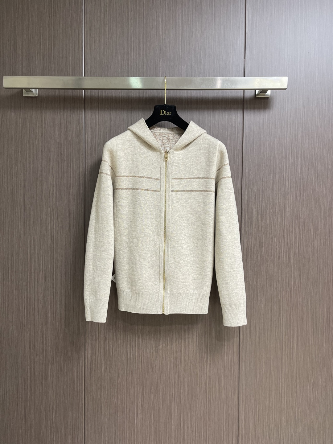NO:735358,Support after-sales Dior 2026SS new double-sided hooded zipper knitted sweater cardigan, gold-toned metallic cashmere blend knitted fabric Oblique print, this double-sided cardigan is casual and elegant. Carefully crafted with metallic cashmere blended knitted fabric, regular silhouette with front zipper closure. Double-sided style, one side highlights the classic gold-toned Oblique print, the other side is a gold-toned solid color design, and the back is decorated with Cistian  Signature strip pattern. Hooded style, can be paired with matching trousers to create a sophisticated Oblique print look. Sizes S-M-L Small Bust 94 Shoulders 47 Length 64 Medium Bust 96 Shoulders 48 Length 66 Large Bust 98 Shoulders 49 Length 68,,dior,sweaters,hats,19860909支持年后售后 Dior 2026SS新款双面连帽拉链针织毛衣开衫,金色调金属光泽山羊绒混纺针织面料Oblique 印花,这款双面开衫休闲优雅.采用金属光泽山羊绒混纺针织面料精心制作,常规廓形搭配正面拉链开合.双面款式,一面突显经典的金色调 Oblique 印花,另一面为金色调纯色设计,后侧饰以 Cistian 标志条形图案.连帽款式,可与配套的长裤搭配,打造精致的Oblique 印花造型.尺码S-M-L S码 胸围94肩宽47衣长64 M码 胸围96肩宽48衣长66 L码 胸围98肩宽49衣长68,,dior,sweaters,hats,,Men's clothing