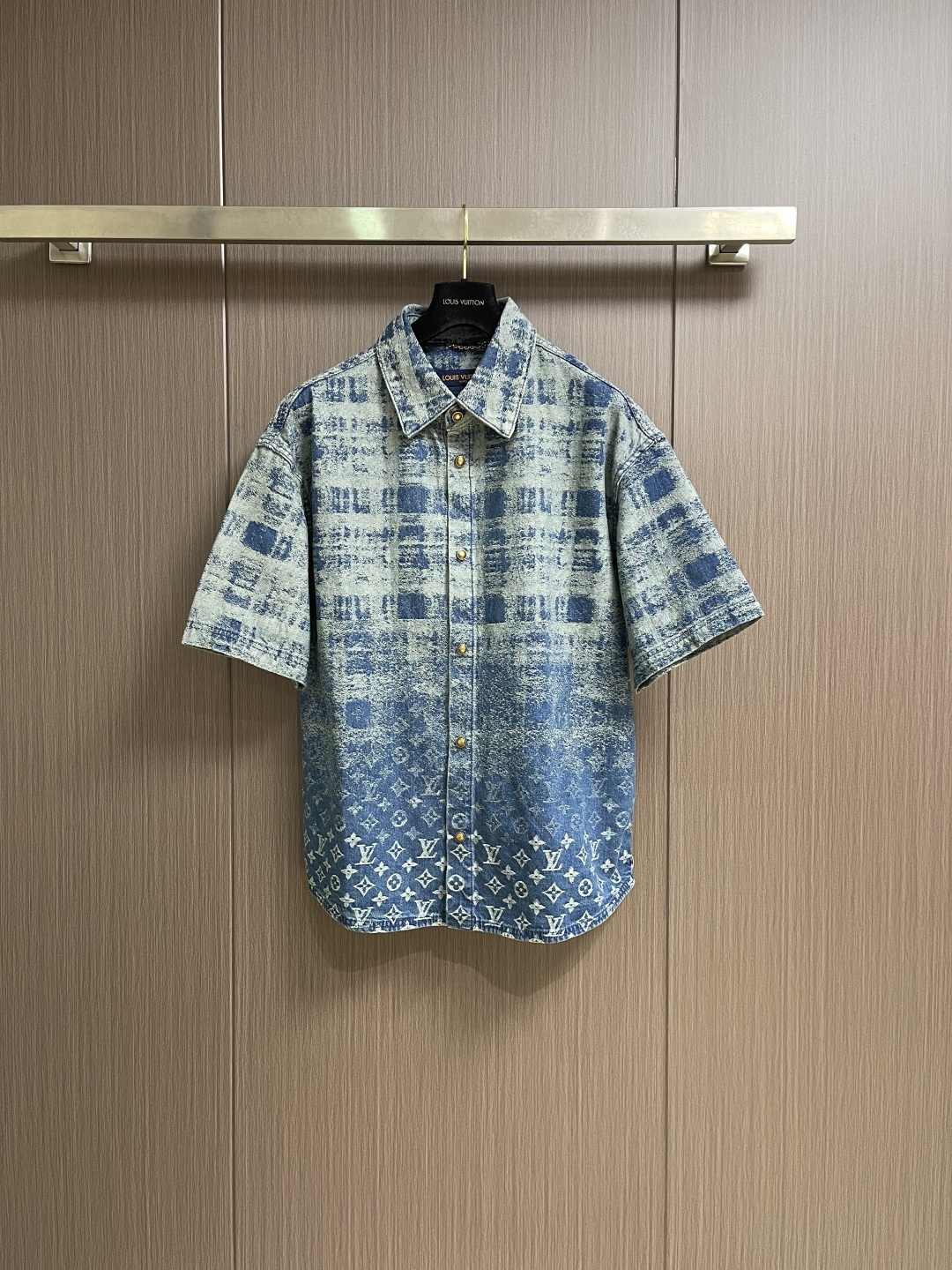 NO:735363,Supporting after-sales LV gradient bleached denim short-sleeved shirt, this denim shirt is full of fresh and elegant style. It adopts the Monogram Fadedplcid pattern, which cleverly combines the classic Scottish plaid with Monogram, and presents a unique bleached effect through exquisite jacquard technology. The Marque L.Vitfon Deposee leather patch on the back low-key highlights the brand identity. Match the same style to create an avant-garde and fashionable look. Sizes S-XL S size Bust 114  Shoulder width 55.6, length 70.5 M, bust 118, shoulder width 57, length 72 L, bust 122, shoulder width 58.5, length 73.5 XL, bust 126, shoulder width 60, length 75,,louis vuitton,tom ford,shirts,T-shirt,19860909支持年后售后 LV 渐变漂白牛仔短袖衬衫,这件牛仔衬衫洋溢清新雅致格调.采用 Monogram Fadedplcid 图案,将经典的苏格兰格纹与 Monogram 巧妙融合,通过精湛的提花工艺呈现出别致漂白效果.背面的 Marque L.Vitfon Deposee 皮革贴饰,低调彰显品牌身份.搭配同款,即可打造前卫时尚的造型.尺码S-XL S码 胸围114 肩宽55.6 衣长70.5 M码 胸围118肩宽57衣长72 L码 胸围122 肩宽58.5 衣长73.5 XL码 胸围126 肩宽60 衣长75,,louis vuitton,tom ford,shirts,T-shirt,,Men's clothing