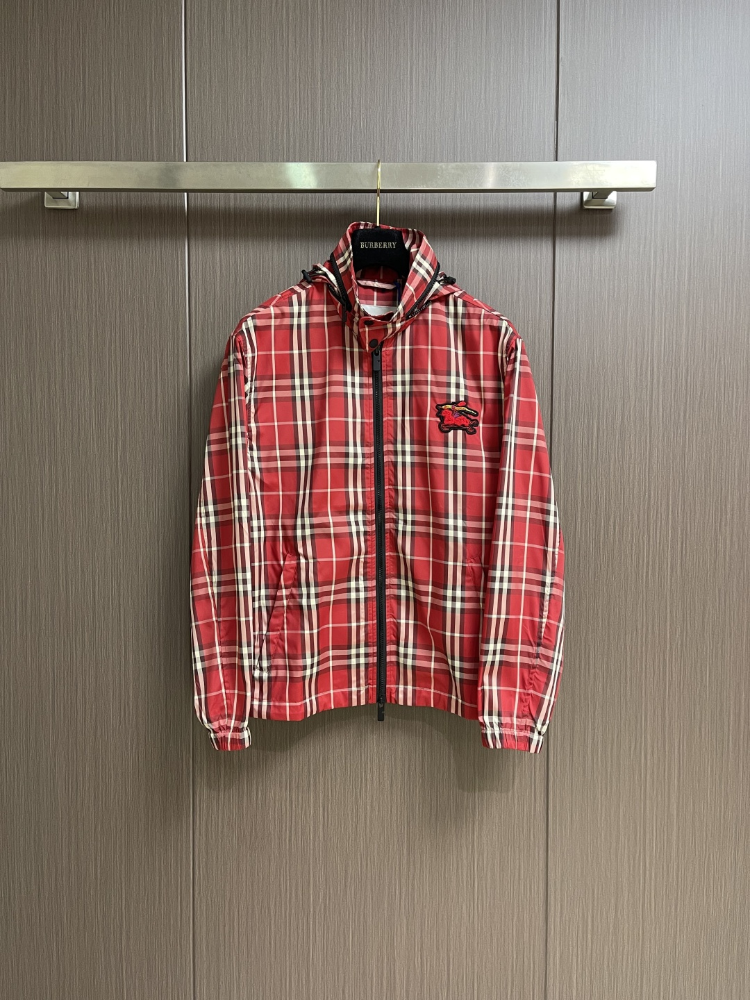 NO:735352,Support after-sales service after the year. Burberry 2026ss new equestrian knight logo plaid jacket, with portable hood. Decorative worsted Burberry plaid, interpreted in new season crayon red. Embellished with equestrian knight logo appliqués, colliding with tactile metallic yarns, playfully reshaping the brand's classic pattern. This boutique piece is from the brand's New Year capsule series, celebrating the New Year of the Horse. Sizes S-XL S, chest 114, shoulder width 50, length 71 M  Bust 118 Shoulders 51 Length 72 L Bust 122 Shoulders 52 Length 73 XL Bust 126 Shoulders 53 Length 74,,burberry,jackets & coats,hats,19860909支持年后售后 Burberry 2026ss新款马术骑士徽标格纹外套,设有便携式连帽.装饰精纺 Burberry格纹,以新季蜡笔红色演绎.点缀马术骑士徽标贴花,碰撞触感丰富的金属感纱线,玩趣重塑品牌经典图案.此件精品出自品牌新禧贺岁胶囊系列,礼赞马年新春.尺码S-XL S码 胸围114 肩宽50 衣长71 M码 胸围118 肩宽51衣长72 L码 胸围122 肩宽52 衣长73 XL码 胸围126 肩宽53 衣长74,,burberry,jackets & coats,hats,,Men's clothing