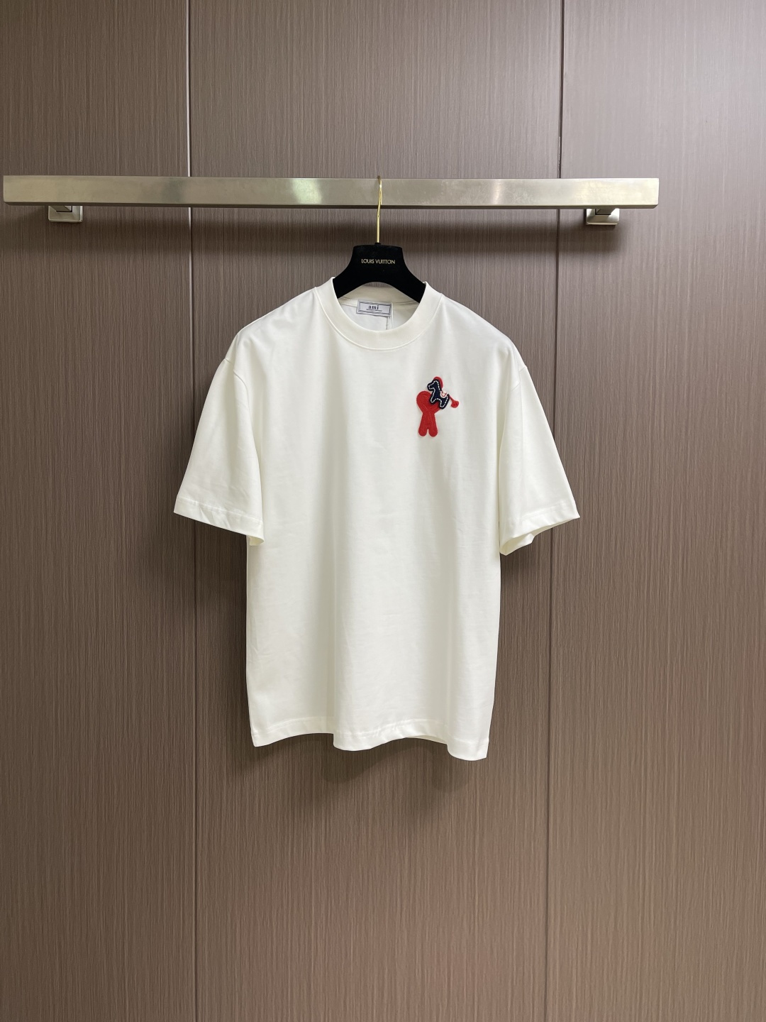 NO:735347,Support after-sales AMI 2026SS early spring new year of the horse limited love horse embroidery round neck T-shirt, custom-woven and dyed pure cotton 300g heavy-washed fabric, fine workmanship. The same style for men and women, loose shoulder design, fashionable and elegant. Sizes M-XXL  Shoulder width 53.5, length 75, XXL, bust 122, shoulder width 54.5, length 76, tees, t-shirt,19860909支持年后售后 AMI 2026SS早春新款马年限定爱心马刺绣圆领T恤,定织定染纯棉300克重洗水面料,做工精细.男女同款宽松落肩版型,时尚大气.尺码M-XXL  M码 胸围110 肩宽51.5 衣长71 L码 胸围114 肩宽52.5 衣长73  XL码 胸围118 肩宽53.5 衣长75 XXL码 胸围122 肩宽54.5 衣长76,,tees，t-shirt,,Men's clothing