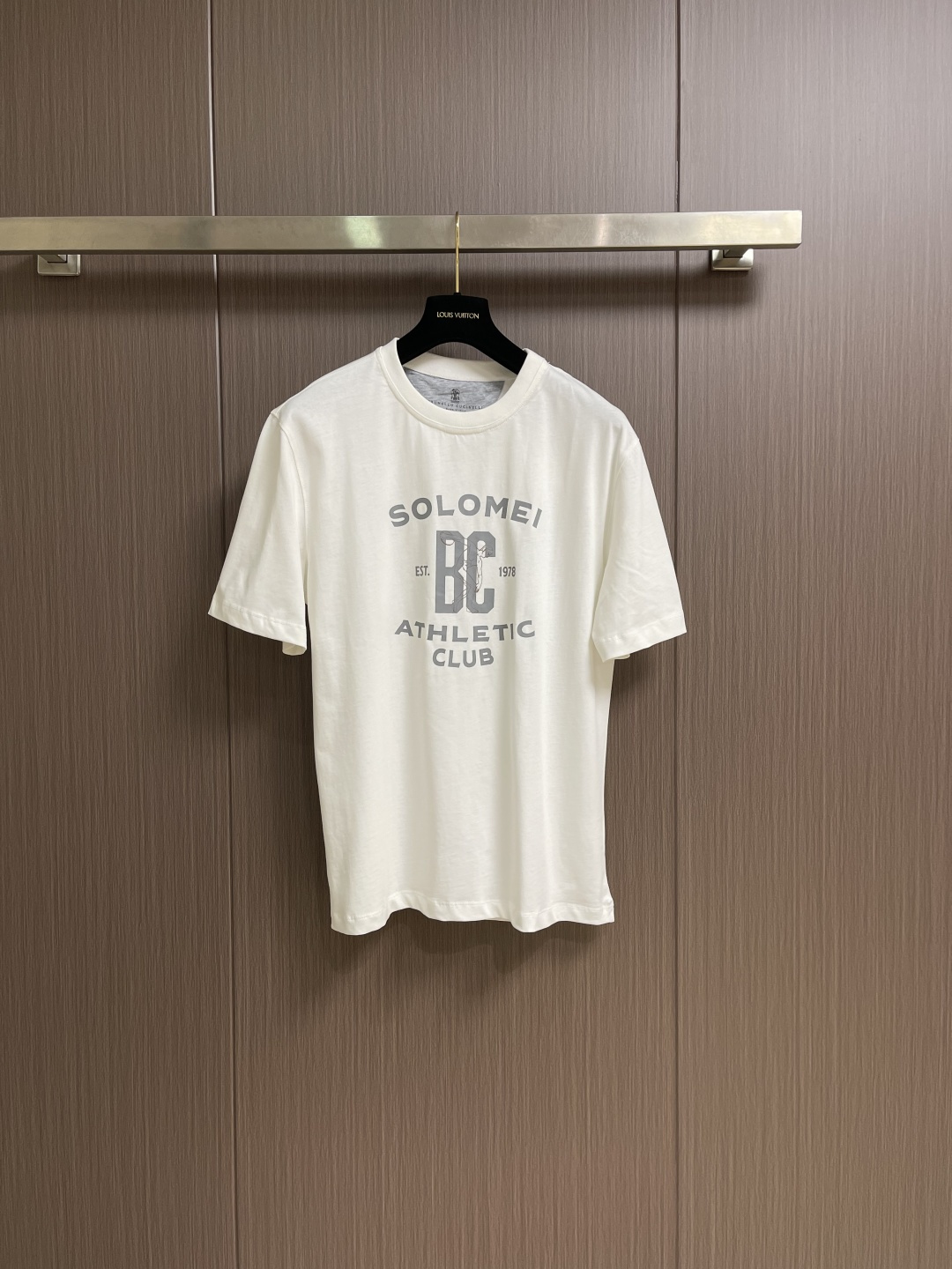 NO:735388,Support after-sales service after the year. Brunello Cucinelli BC logo printed short-sleeved T-shirt, customized Yunrou combed cotton. Light and soft, comfortable and close to the skin. The warm ivory white is used as the main color to collide with the dark gray shadow print. The layering is full. The brand logo and the discus thrower are used as the soul symbol of the design. An eternal symbol of strength and aesthetics. The contrasting print is accurately embellished on the chest. The visual rhythm from thick to light interprets the symbiotic philosophy of sports and elegance.  Let the logo itself become a readable picture. It is printed with gradient glue. The printing has been modified three times by the film screen, from the dark gray at the edge of the letters to the medium gray filled inside and then to the light gray for the character lines. The glue liquid paint is used to gradient print on the fabric. The fabric is then baked to fix the printed pattern. The fabric has been washed and feels better. It is not easy to deform, not easy to shrink, not easy to fade, and maintains long-term beauty. The overall wiring is straight and delicate, the fabric is comfortable and soft, and the color is consistent without color difference.  It can be matched with the same style to create a fashionable look, and can be used in various occasions. Customized accessories, complete with three standards, same style for men and women!  Size S-XL S size Bust 104 Shoulder width 44.5 Length 69.5 M Size Bust 108 Shoulder width 46.5 Length 71 L size Bust 112 Shoulder width 48.5 Length 72.519860909支持年后售后 Brunello Cucinelli BC 标识印花短袖T恤,定制云柔精梳棉 轻盈柔软 舒适贴肤 以温润的象牙白作主色调碰撞深灰影印花 层次感拉满 品牌标识字样与掷铁饼者作设计的灵魂符号 力量与美学的永恒象征 撞色印花精准点缀于胸前 由浓至淡的视觉韵律 诠释运动与优雅的共生哲学 让标识本身成为可阅读的画面.采用渐变胶浆印刷 印花经过三次菲林网板修改 从字母边缘的深灰到内部填充的中灰 再到人物线条的浅灰 使用胶浆液体涂料在织物上渐变印刷 再烘烤织物以固定印刷图案,面料都经过浇洗 手感质感更佳 不易变形 不易缩水 不易褪色 保持长久的美观.整体走线平直细腻,面料舒适柔软,颜色一致无色差 能与同款搭配营造时尚造型,驾驭各种场合,定制辅料,三标齐全,男女同款！尺码S-XL S码 胸围104 肩宽44.5 衣长69.5 M码 胸围108 肩宽46.5 衣长71 L码 胸围112 肩宽48.5 衣长72.5 XL码 胸围116 肩宽50.5 衣长74,,brunello cucinelli,T-shirt,tees，t-shirt,,Men's clothing