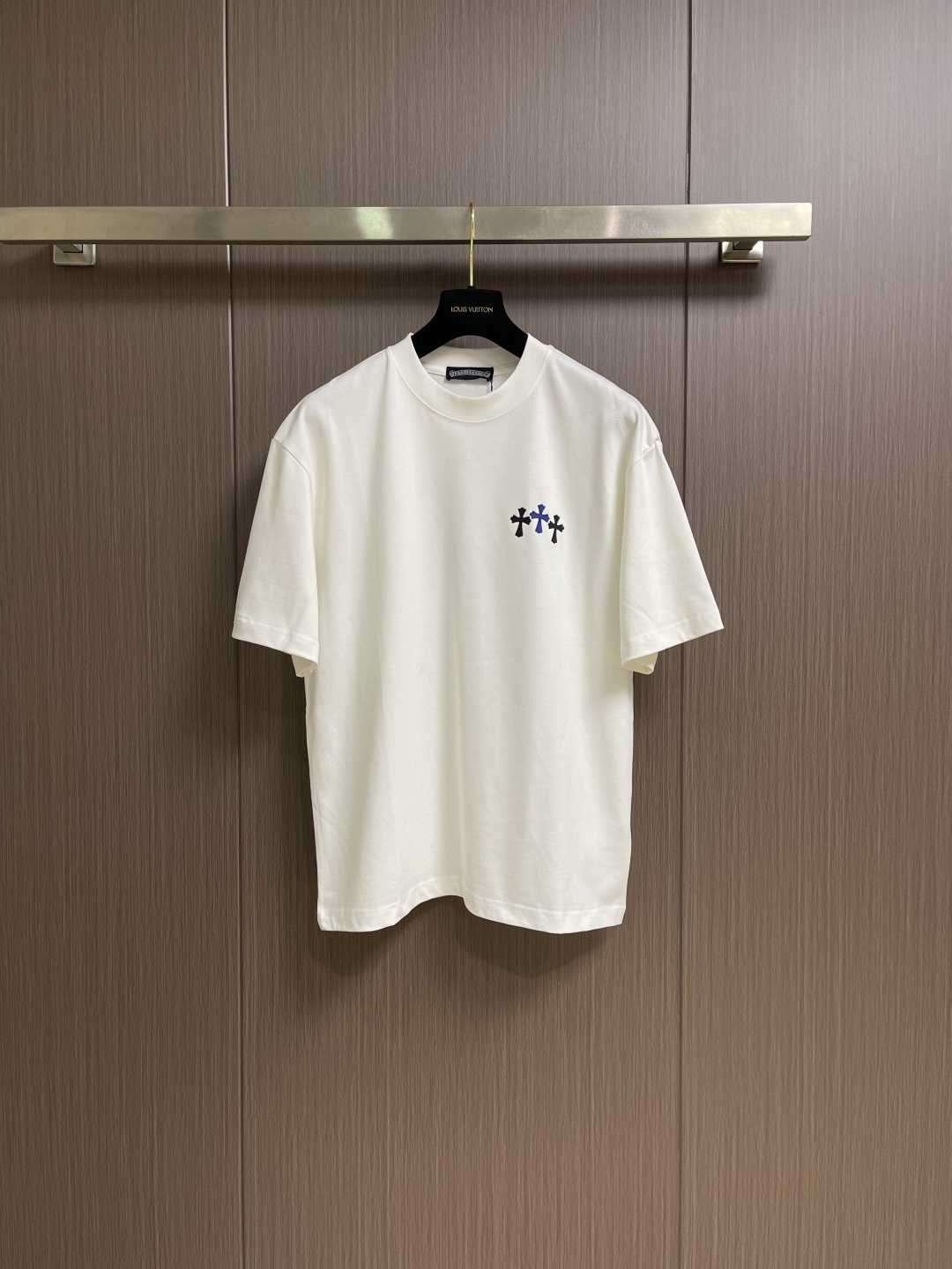 NO:730625,Support after-sales service Chrome Hearts CH 2026SS early spring new thick plate printed short-sleeved T-shirt, offset printing design, custom-made high-woven pure cotton fabric, exquisite cross-flower super craftsmanship, fashionable and trendy design. The upper body effect is great. Sizes M-XXL  Shoulder width 53.5, length 75, XXL, bust 122, shoulder width 54.5, length 76, chrome hearts, chrome hearts, T-shirt, tees, t-shirt,19860909支持年后售后 Chrome Hearts CH 克罗心 2026SS早春新款厚板印花短袖T恤,胶印设计,订制高织纯棉面料,精美十字花超强工艺,设计时尚潮流 上身效果超赞.尺码M-XXL  M码 胸围110 肩宽51.5 衣长71 L码 胸围114 肩宽52.5 衣长73  XL码 胸围118 肩宽53.5 衣长75 XXL码 胸围122 肩宽54.5 衣长76,,chrome hearts,chrome hearts,T-shirt,tees，t-shirt,,Men's clothing