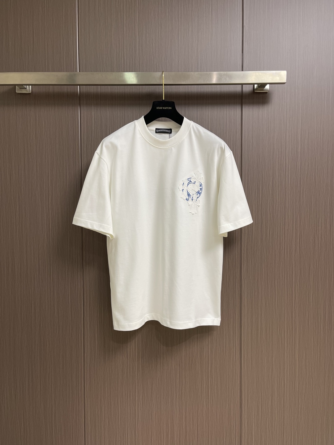 NO:730619,Support after-sales service Chrome Hearts CH 2026SS early spring new chest patchwork cross flower short-sleeved T-shirt, patchwork cross flower design, customized high-woven pure cotton fabric, exquisite cross flower super craftsmanship, fashionable design. The upper body effect is great. Size M-XXL  Bust 118, shoulder width 53.5, length 75 XXL, bust 122, shoulder width 54.5, length 76, chrome hearts, chrome hearts, T-shirt, tees, t-shirt,19860909支持年后售后 Chrome Hearts CH 克罗心 2026SS早春新款胸前拼布十字花短袖T恤,拼布十字花设计,订制高织纯棉面料,精美十字花超强工艺,设计时尚潮流 上身效果超赞.尺码M-XXL  M码 胸围110 肩宽51.5 衣长71 L码 胸围114 肩宽52.5 衣长73  XL码 胸围118 肩宽53.5 衣长75 XXL码 胸围122 肩宽54.5 衣长76,,chrome hearts,chrome hearts,T-shirt,tees，t-shirt,,Men's clothing