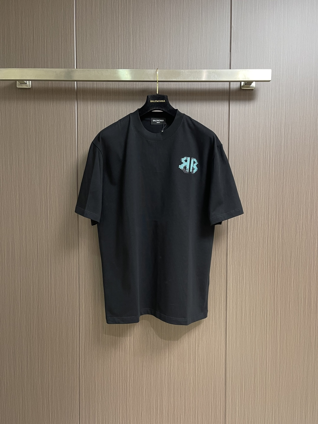 NO:937967,Balenciaga short-sleeved T-shirt with embroidered letter logo on the front and back, 100% custom-woven and custom-dyed pure cotton fabric, overall washed and distressed, soft and comfortable to the touch, straight and consistent color, no color difference, overall straight and delicate wiring, comfortable and soft fabric, consistent color and no color difference, can be matched with the same style to create a fashionable look, control various occasions, customized accessories, complete three labels, the same style for men and women!  Sizes M-XXL Size M Bust 110 Shoulder Width 51.5 Length 71 L Bust 114 Shoulder Width 52.5 Length 7319860909Balenciaga 前后刺绣字母logo标识短袖T恤,百分百定织定染纯棉面料 整体洗水做旧工艺 手感柔软舒适 走线平直 颜色一致无色差 整体走线平直细腻 面料舒适柔软 颜色一致无色差 能与同款搭配营造时尚造型,驾驭各种场合,定制辅料,三标齐全,男女同款！尺码M-XXL  M码 胸围110 肩宽51.5 衣长71 L码 胸围114 肩宽52.5 衣长73  XL码 胸围118 肩宽53.5 衣长75 XXL码 胸围122 肩宽54.5 衣长76,,balenciaga,T-shirt,tees，t-shirt,,Men's clothing