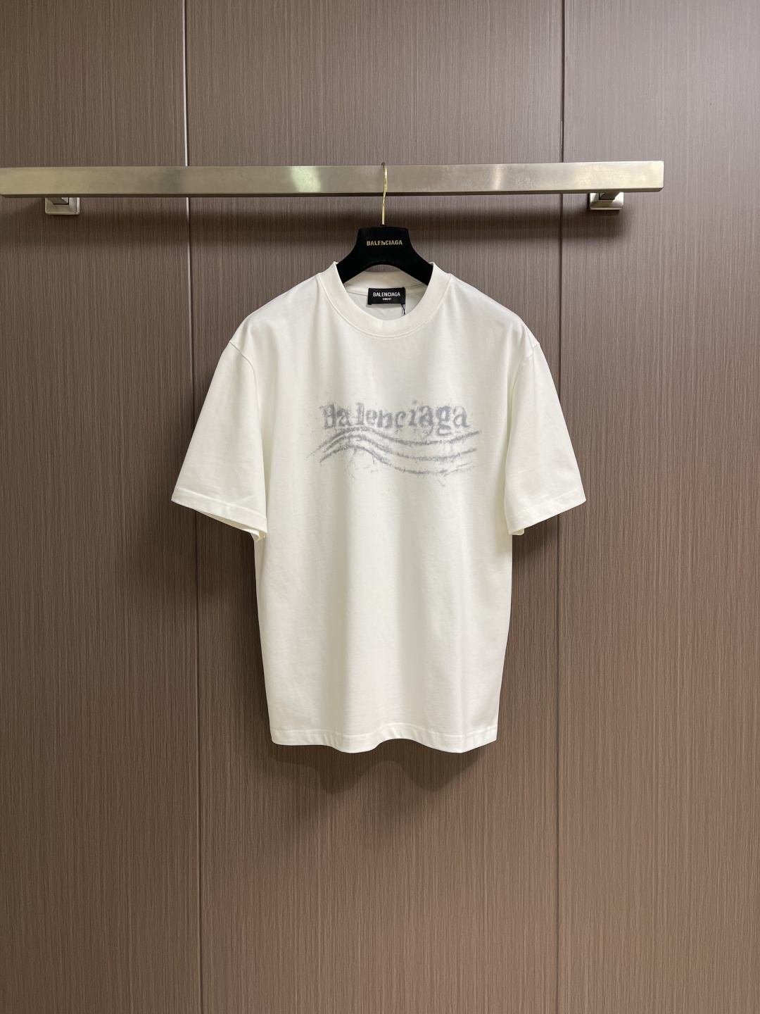 NO:937965,Balenciaga graffiti letter logo short-sleeved T-shirt. Unique fashionable and creative graffiti pattern. Casual and loose fit. Suitable for all kinds of body shapes. The upper body is whiter and slimmer. Customized 40-count double yarn fabric. Soft and comfortable to the touch. Same style for men and women. Sizes M-XXL  Length 75 XXL, bust 122, shoulder width 54.5, length 76, balenciaga, T-shirt, tees, t-shirt,19860909Balenciaga 涂鸦字母logo短袖T恤 独具时尚创意的涂鸦图案 休闲宽松版型 适合各种身材 上身显白显瘦 定制40支双纱面料 手感柔软舒适 男女同款.尺码M-XXL  M码 胸围110 肩宽51.5 衣长71 L码 胸围114 肩宽52.5 衣长73  XL码 胸围118 肩宽53.5 衣长75 XXL码 胸围122 肩宽54.5 衣长76,,balenciaga,T-shirt,tees，t-shirt,,Men's clothing