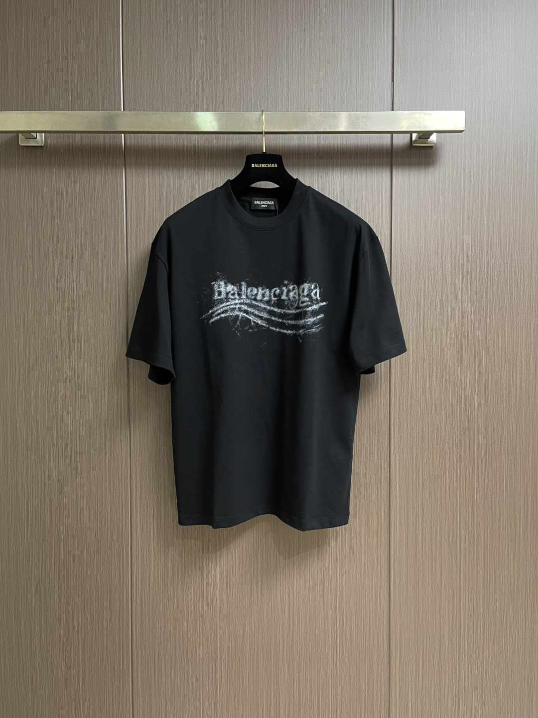 NO:730648,Support after-sales service in the year. Balenciaga graffiti letter logo short-sleeved T-shirt. Unique fashionable and creative graffiti pattern. Casual and loose fit. Suitable for all body types. The upper body is whiter and slimmer. Customized 40-count double yarn fabric. Soft and comfortable to the touch. Same style for men and women. Sizes M-XXL. M size. Bust 110. Shoulder width 51.5. Length 71. L size. Bust 114. Shoulder width 52.5. Length 73. XL size. Bust 118.  Shoulder width 53.5, length 75, XXL, bust 122, shoulder width 54.5, length 76, balenciaga, T-shirt, tees, t-shirt,19860909支持年后售后 Balenciaga 涂鸦字母logo短袖T恤 独具时尚创意的涂鸦图案 休闲宽松版型 适合各种身材 上身显白显瘦 定制40支双纱面料 手感柔软舒适 男女同款.尺码M-XXL  M码 胸围110 肩宽51.5 衣长71 L码 胸围114 肩宽52.5 衣长73  XL码 胸围118 肩宽53.5 衣长75 XXL码 胸围122 肩宽54.5 衣长76,,balenciaga,T-shirt,tees，t-shirt,,Men's clothing