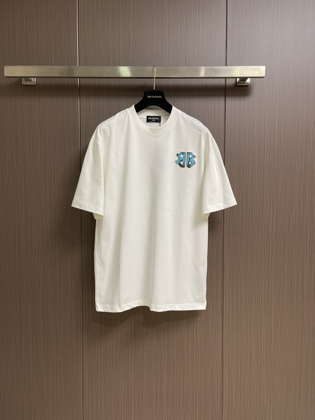 NO:730642,Support after-sales service in the year. Balenciaga short-sleeved T-shirt with embroidered letter logo on the front and back, 100% custom-woven and custom-dyed pure cotton fabric. Overall washed and aged craftsmanship. Soft and comfortable to the touch. Straight threading. Consistent color with no color difference. Overall straight and delicate threading. Comfortable and soft fabric. Consistent color with no color difference. Can be matched with the same style to create a fashionable look and control various occasions. Customized accessories, complete with three labels, same style for men and women!  Sizes M-XXL Size M Bust 110 Shoulder Width 51.5 Length 71 L Bust 114 Shoulder Width 52.5 Length 7319860909支持年后售后 Balenciaga 前后刺绣字母logo标识短袖T恤,百分百定织定染纯棉面料 整体洗水做旧工艺 手感柔软舒适 走线平直 颜色一致无色差 整体走线平直细腻 面料舒适柔软 颜色一致无色差 能与同款搭配营造时尚造型,驾驭各种场合,定制辅料,三标齐全,男女同款！尺码M-XXL  M码 胸围110 肩宽51.5 衣长71 L码 胸围114 肩宽52.5 衣长73  XL码 胸围118 肩宽53.5 衣长75 XXL码 胸围122 肩宽54.5 衣长76,,balenciaga,T-shirt,tees，t-shirt,,Men's clothing