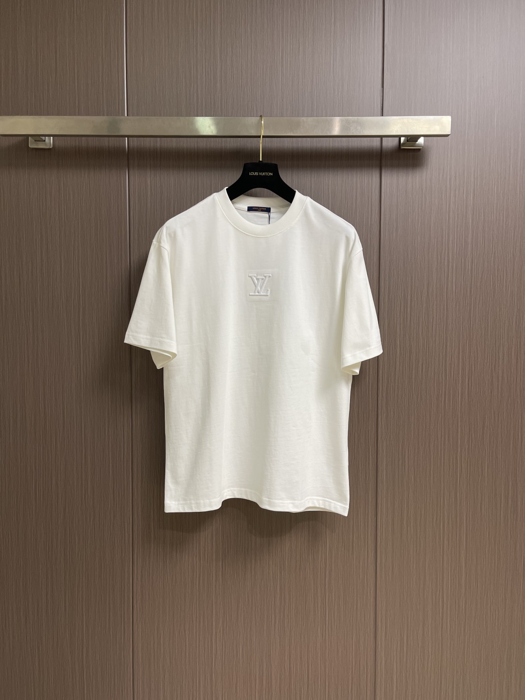 NO:744035,LV 2026ss new short-sleeved T-shirt for early spring. This 280g classic T-shirt adopts timeless solid colors and is easy to match. It is made of organic cotton and is decorated with 3D embroidered logo text. Sizes S-XL  XL size, shoulder width 62, bust 118, length 76, Louis Vuitton, T-shirt, tees, t-shirt,19860909LV 2026ss早春新款短袖T恤,这款 280g 经典T恤采用永恒的净色,易于搭配.它采用有机棉制成,饰有3D刺绣的logo标识字样.尺码S-XL  S码肩宽56.5 胸围106 衣长70 M码 肩宽58 胸围110 衣长72 L码肩宽60.5 胸围114 衣长74 XL码 肩宽62 胸围118 衣长76,,louis vuitton,T-shirt,tees，t-shirt,,Men's clothing