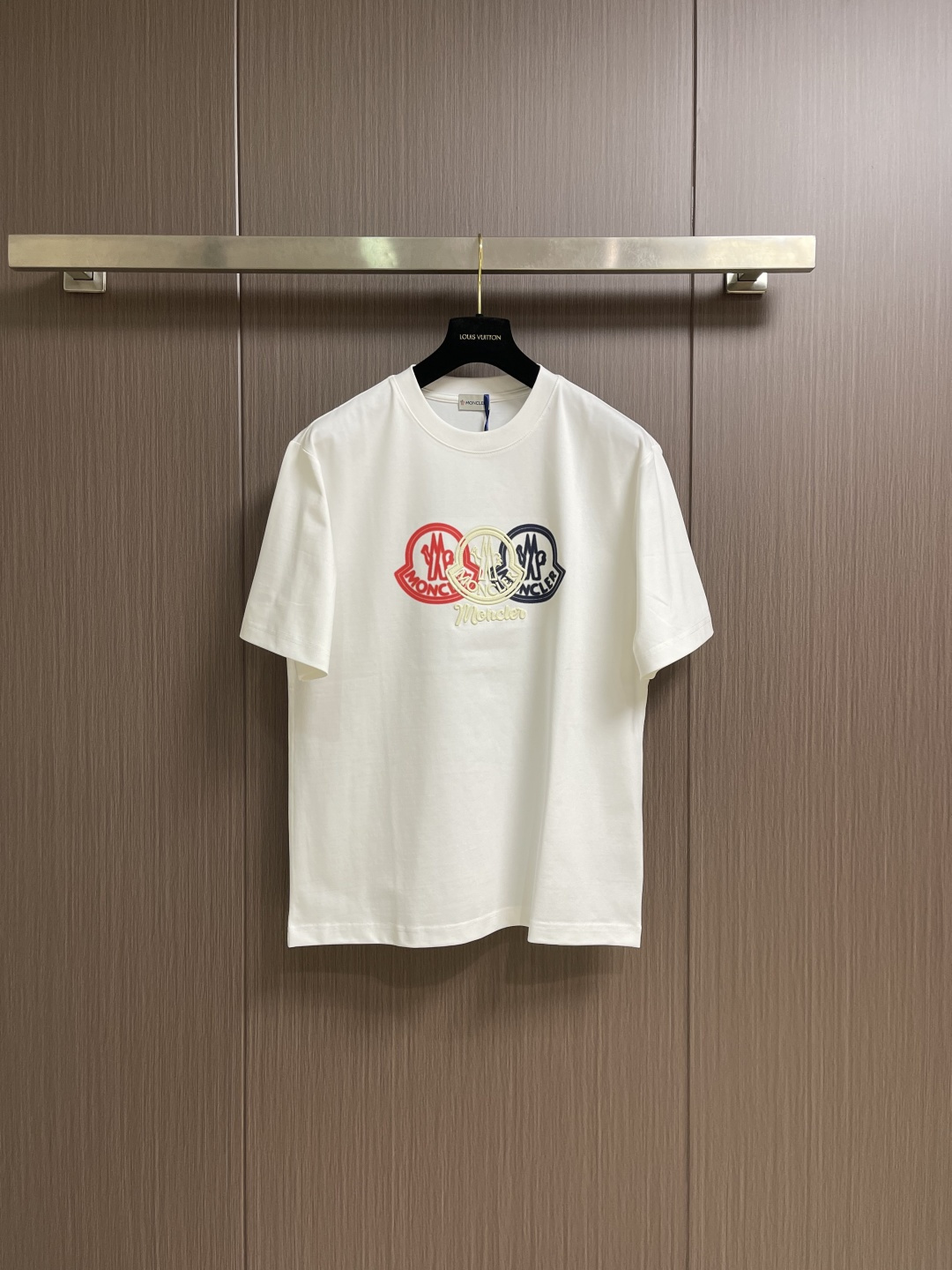 NO:735443,Moncler logo printed short-sleeved T-shirt supports after-sales service in the year, pure cotton double yarn fabric, contrast-dyed fabric, ultra-fine flat screen printing process, full of fashion sense, using fine gauze material as the screen, fixed-dyed pure cotton fabric, the upper body effect is loose and casual. Sizes S-XL S size bust 108 shoulder width 51 length 70 M size bust 112 shoulder width 53 length 72 L size bust 116 shoulder width 55 length 74  XL size, bust 120, shoulder width 57, length 76, T-shirt, tees, t-shirt,19860909支持年后售后 Moncler logo标识印花短袖T恤,纯棉双纱面料,对色定染面料,超精细平网印花工艺,潮流感十足,采用细致纱网材质做网板,定染纯棉面料,上身效果宽松休闲.尺码S-XL S码胸围108 肩宽51 衣长70 M码 胸围112肩宽53 衣长72 L码胸围116肩宽55 衣长74 XL码 胸围120 肩宽57 衣长76,,T-shirt,tees，t-shirt,,Men's clothing