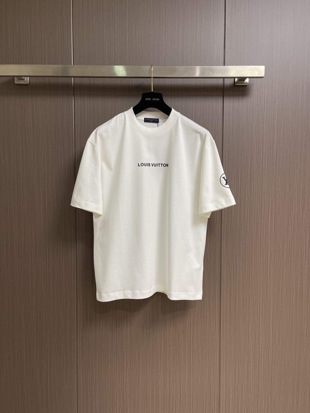 NO:937971,LV 2026SS  Logo logo short-sleeved T-shirt. The fabric is made of 270g combed cotton, customized 1*1 thread, and washed twice. The fabric is comfortable and skin-friendly without any strange feeling. Custom-dyed fabric, with high textile density, good drape, and not easy to deform. The thick texture and tight spinning process will not affect the breathability of the fabric. The saturation of the color is very high. Imported digital offset printing technology. A versatile and good-looking short sleeve. The loose fit covers the flesh and looks slim. Sizes M-XXL M  Bust 110 Shoulder width 51.5 Length 71 L Bust 114 Shoulder width 52.5 Length 7319860909LV 2026SS logo标识短袖T恤,面料采用270克重精梳棉,定制1*1螺纹,成衣两遍水洗处,面料舒适亲肤无异感,定制定染面料,纺织密度高,垂感佳,不易变形,厚织感加上紧密纺纱工艺,不会影响面料的透气性,成色的饱和度很高,进口数码胶印工艺,百搭好看的一款短袖,宽松版型遮肉显瘦不挑人.尺码M-XXL  M码 胸围110 肩宽51.5 衣长71 L码 胸围114 肩宽52.5 衣长73  XL码 胸围118 肩宽53.5 衣长75 XXL码 胸围122 肩宽54.5 衣长76,,louis vuitton,T-shirt,tees，t-shirt,,Men's clothing