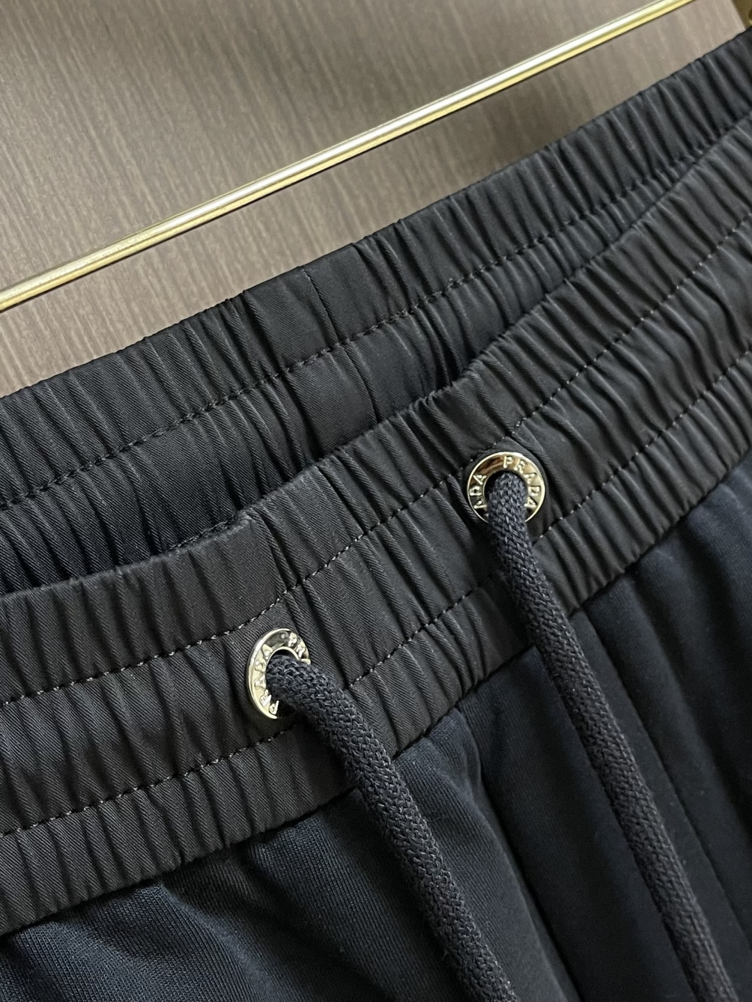 。🩵Prada 2026SS早春新品束腿卫裤，面料无敌，型款设计都无可挑剔的百搭款卫裤，户外运动都美的简
