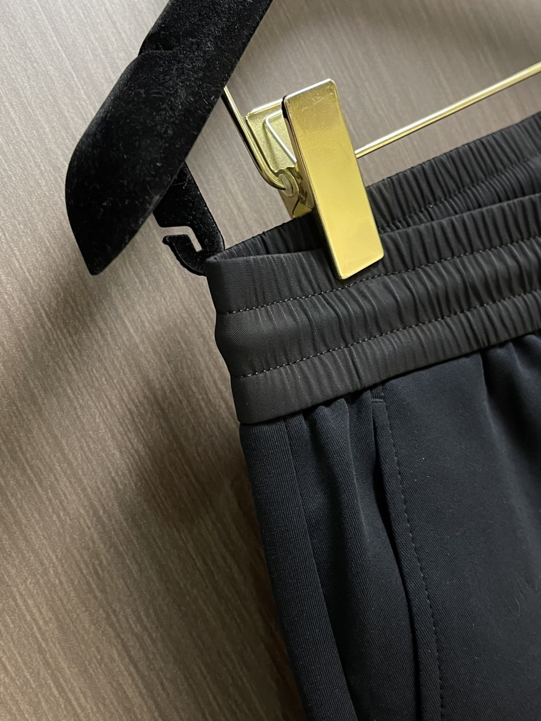 。🩵Prada 2026SS早春新品束腿卫裤，面料无敌，型款设计都无可挑剔的百搭款卫裤，户外运动都美的简