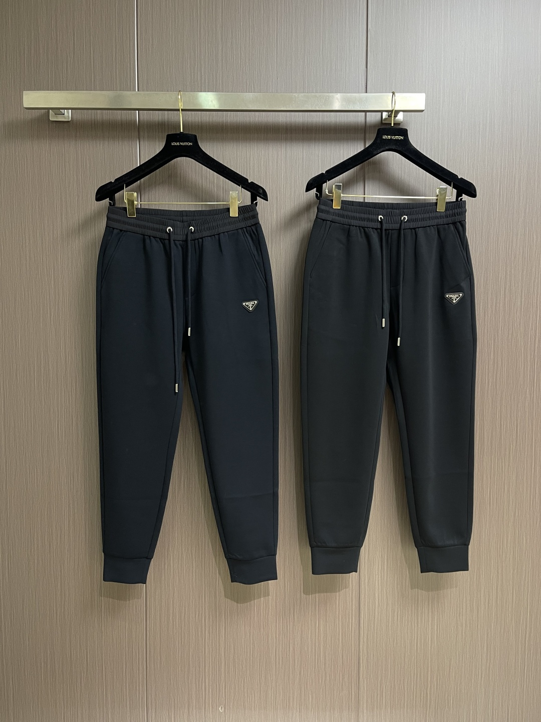 。🩵Prada 2026SS早春新品束腿卫裤，面料无敌，型款设计都无可挑剔的百搭款卫裤，户外运动都美的简