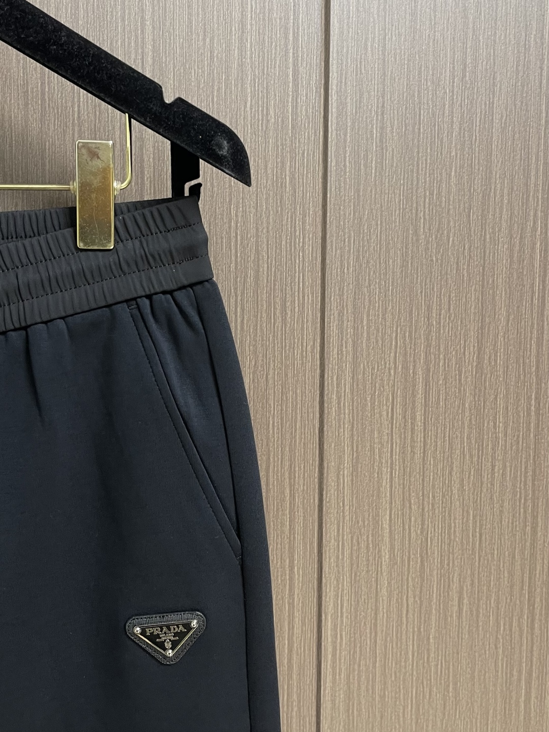 。🩵Prada 2026SS早春新品束腿卫裤，面料无敌，型款设计都无可挑剔的百搭款卫裤，户外运动都美的简