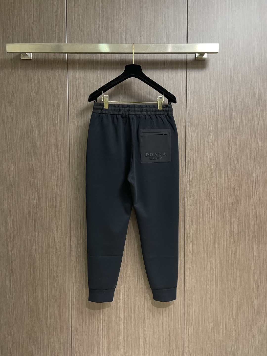 。🩵Prada 2026SS早春新品束腿卫裤，面料无敌，型款设计都无可挑剔的百搭款卫裤，户外运动都美的简