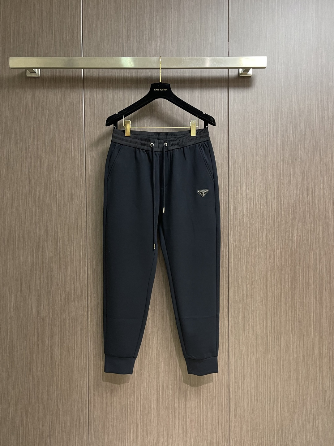 。🩵Prada 2026SS早春新品束腿卫裤，面料无敌，型款设计都无可挑剔的百搭款卫裤，户外运动都美的简