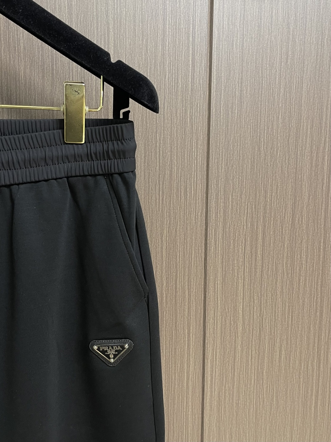 。🩵Prada 2026SS早春新品束腿卫裤，面料无敌，型款设计都无可挑剔的百搭款卫裤，户外运动都美的简