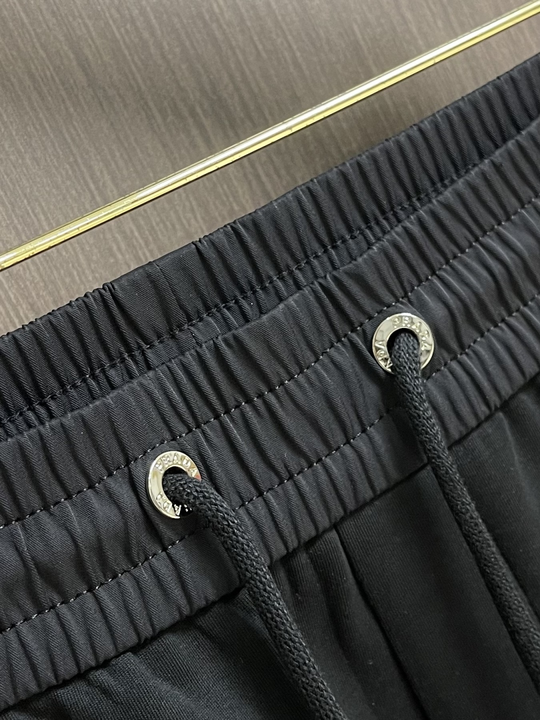 。🩵Prada 2026SS早春新品束腿卫裤，面料无敌，型款设计都无可挑剔的百搭款卫裤，户外运动都美的简