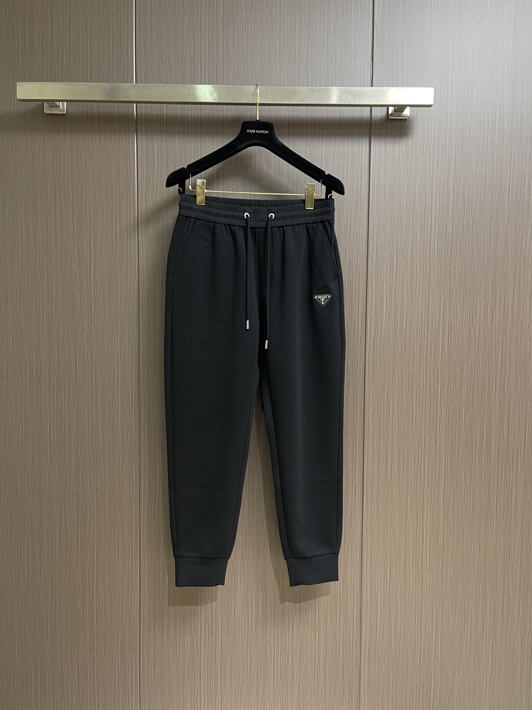 。🩵Prada 2026SS早春新品束腿卫裤，面料无敌，型款设计都无可挑剔的百搭款卫裤，户外运动都美的简