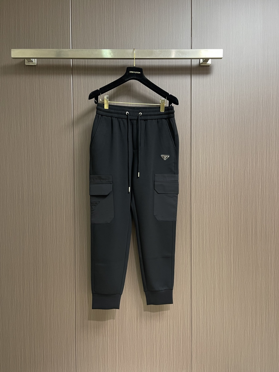 NO:735395,Support after-sales PRADA 2026ss logo sports multi-pocket casual sweatpants, customized original exclusive fabric, comfortable and breathable fabric, elastic waist, multi-pocket design!  A casual pair of daily wear, multi-functional casual pants that follow the trendy line and are fully imported. The upper body is comfortable and breathable, the drawstring at the waist is casual and comfortable, the fit is excellent, and the elegant clean design is great!  Must-have item. Sizes M-4XL, prada,19860909支持年后售后 PRADA 2026ss 标识logo运动多袋休闲卫裤、定制原版专属面料,面料舒适透气,松紧腰头,多口袋设计！一款日常穿着,兼备多功能休闲裤走了潮范路线全线进口级别,上身舒适透气,腰部抽绳随性自在,版型极好,大气的干净版设计！必备单品.尺码M-4XL,,prada,,Men's clothing
