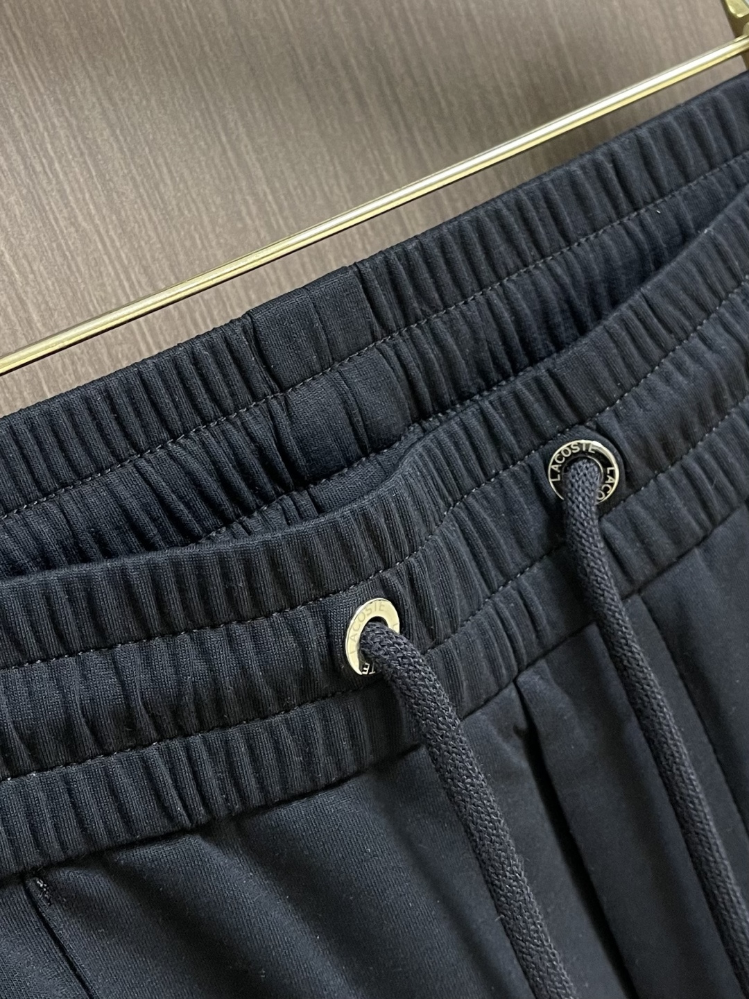 。🩵Lacoste 2026SS早春新款休闲直筒卫裤，客供定制面料，鳄鱼刺绣点缀，所有辅料细节齐全，完美