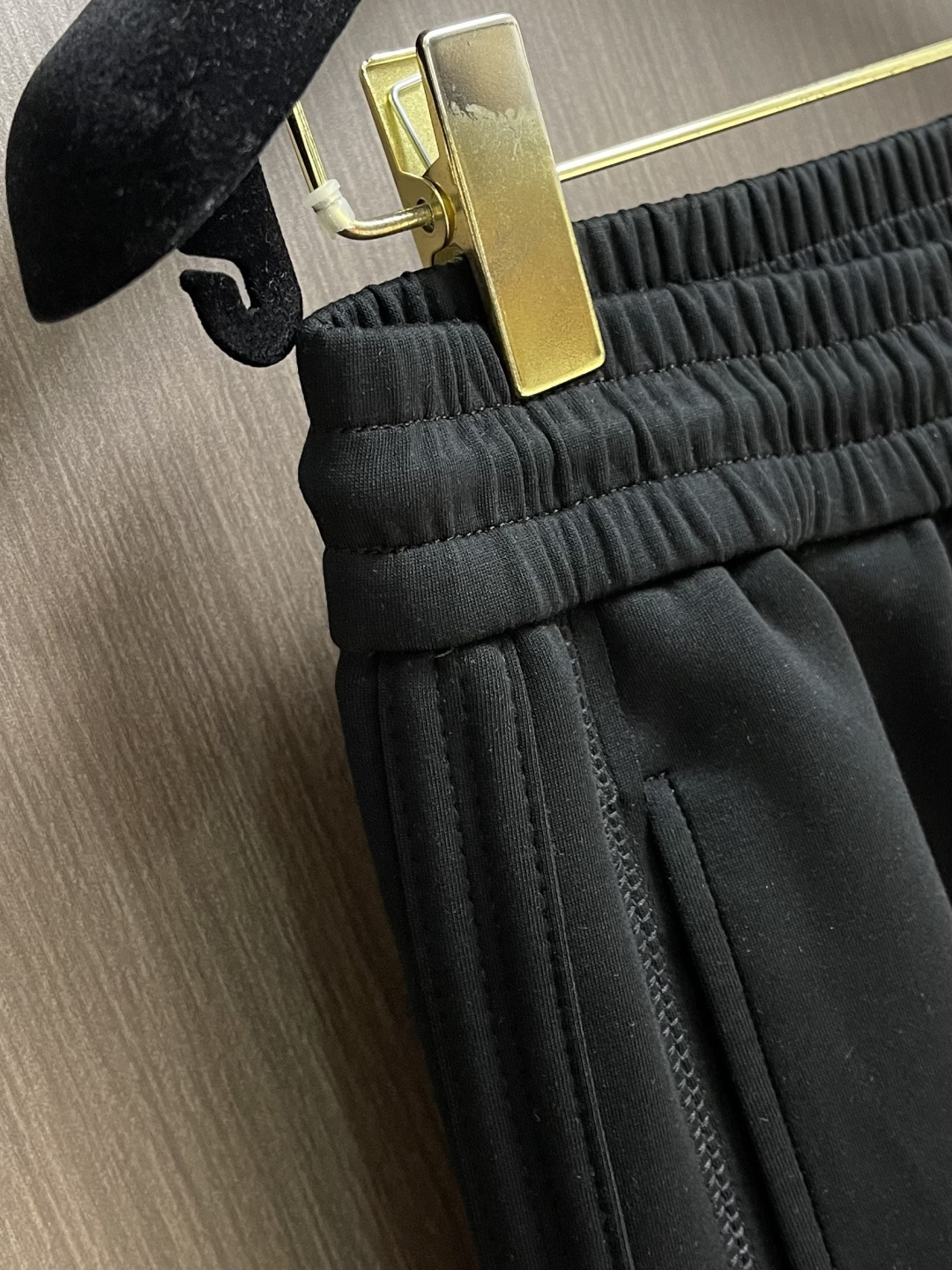 。🩵LV 2026ss新款棉质抽绳直筒卫裤，经典的徽标带饰点缀，穿着舒适百搭永不过时无论跑步居家上班都搭